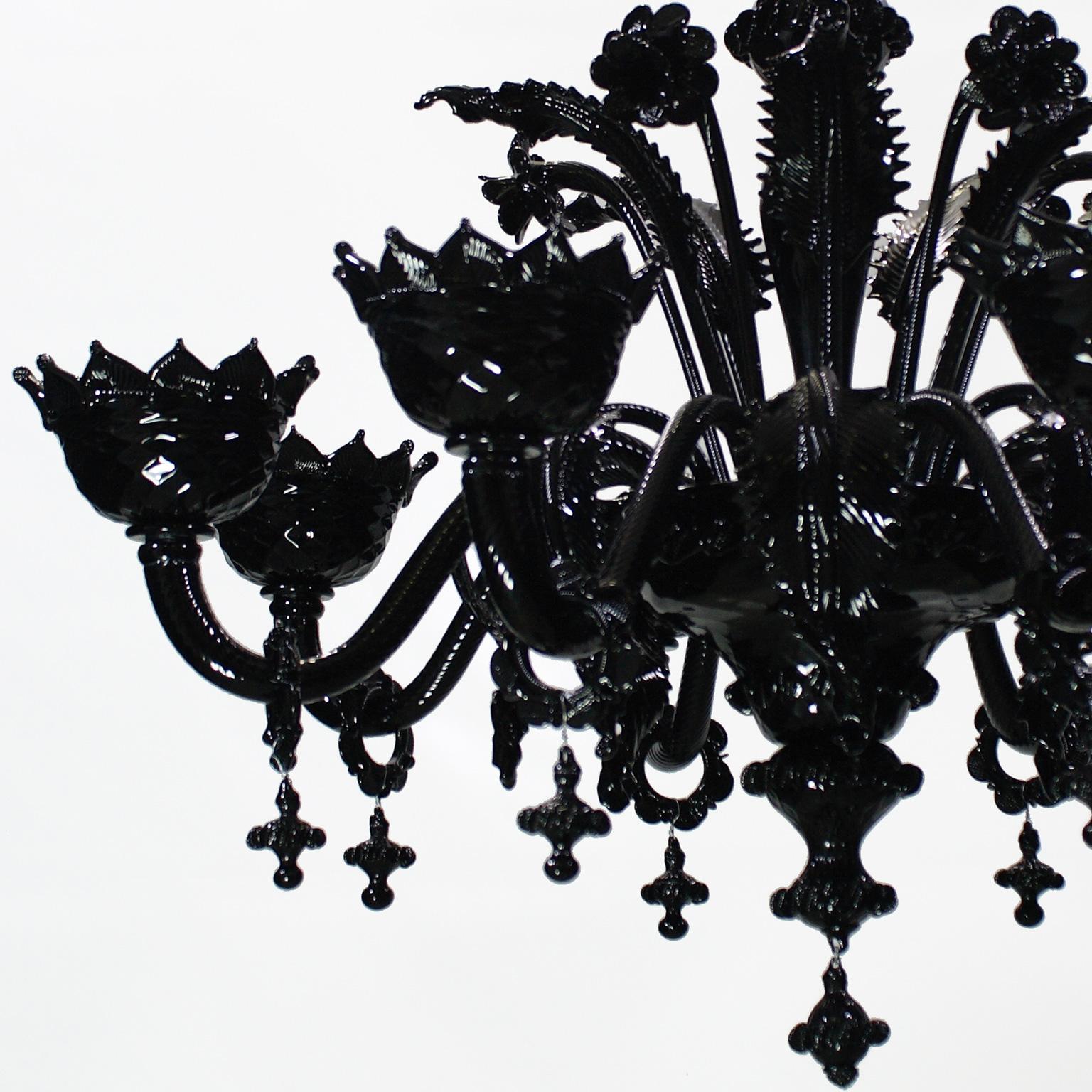 Klassischer klassischer Kronleuchter mit 8 Armen aus schwarzem Muranoglas, handgefertigte Dekorationen von Multiforme  im Zustand „Neu“ im Angebot in Trebaseleghe, IT