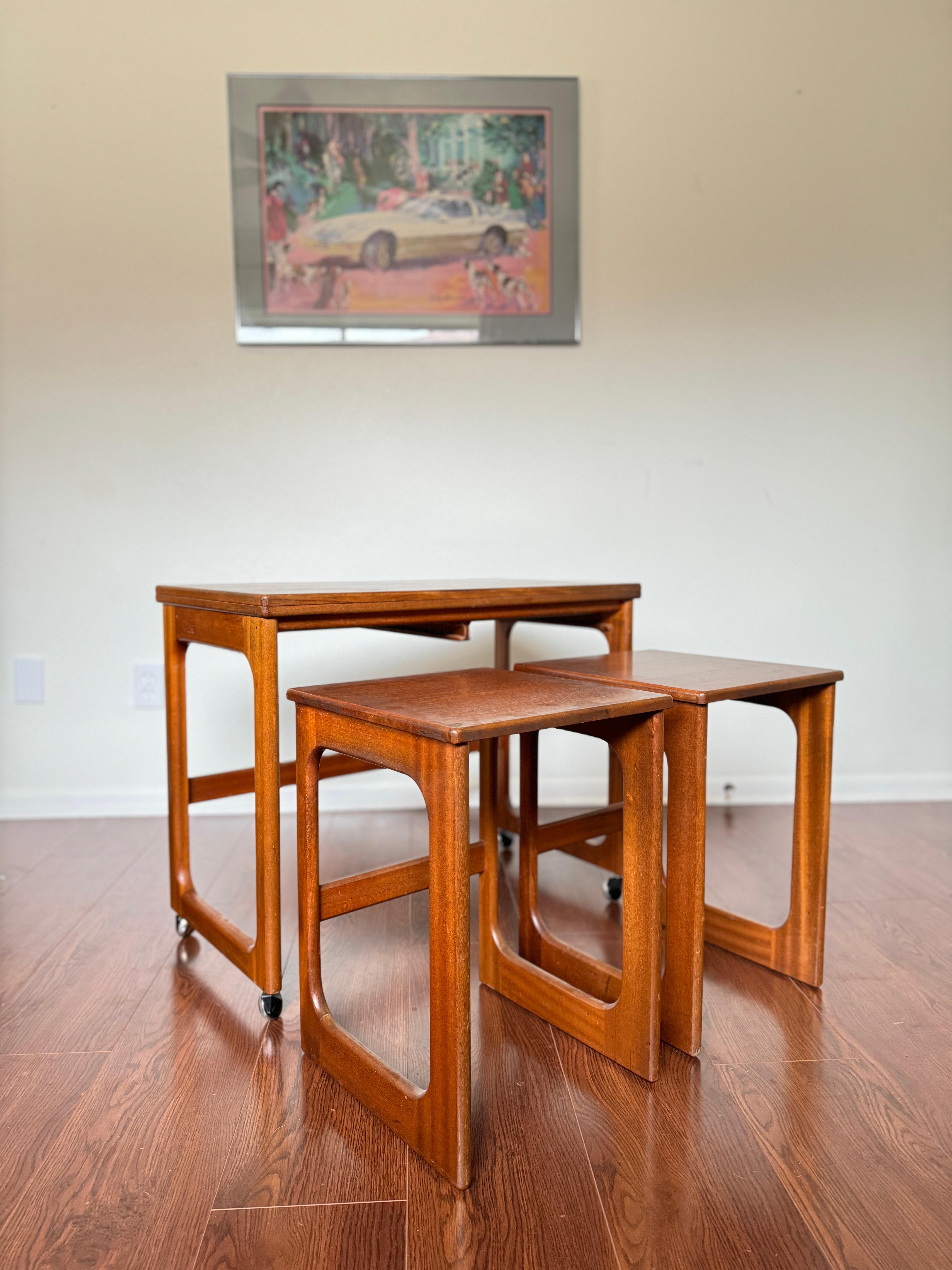 Multifunctional mid century extendable teak table by McIntosh, circa 1960s For Sale 3