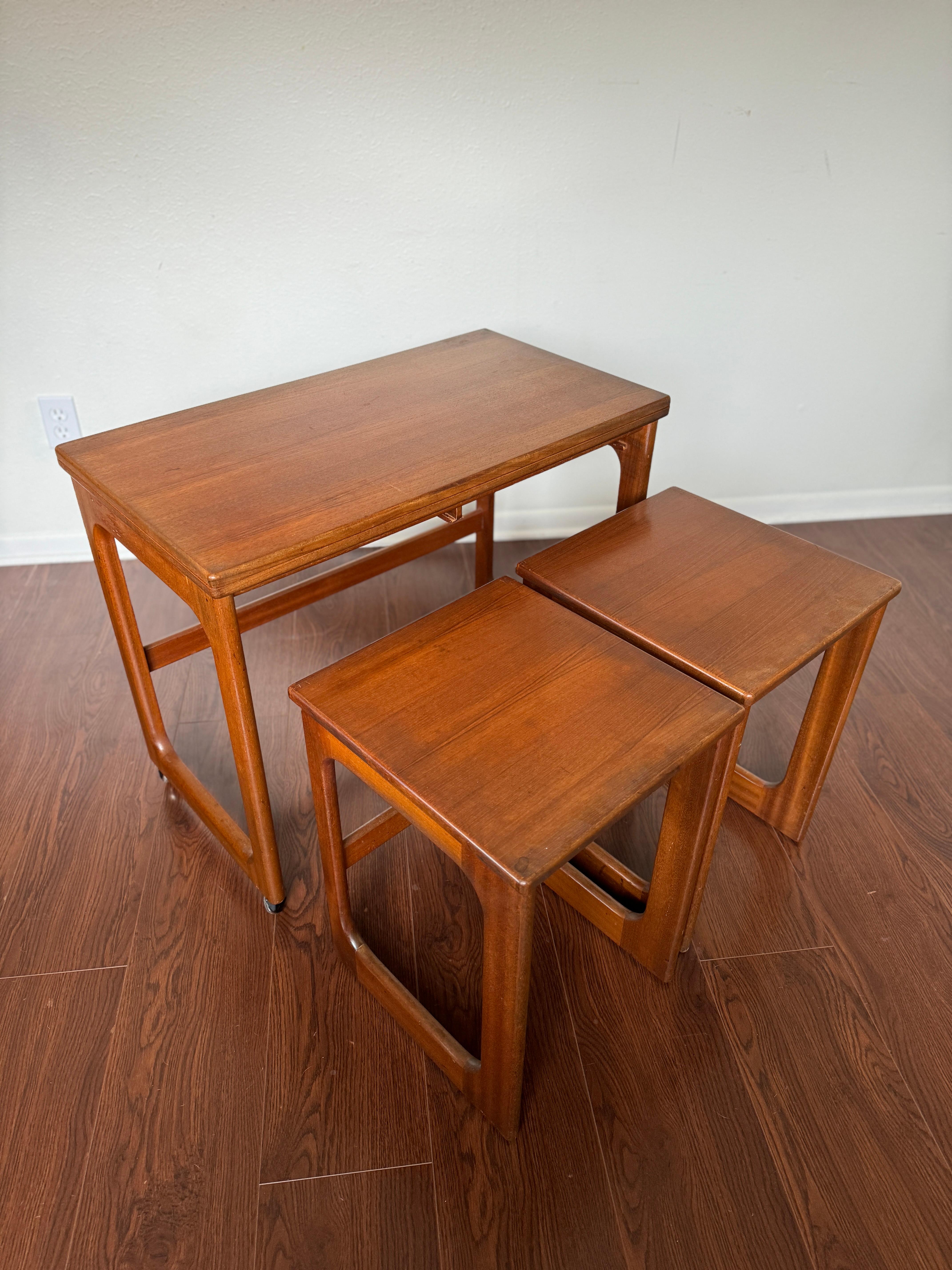Multifunctional mid century extendable teak table by McIntosh, circa 1960s For Sale 4