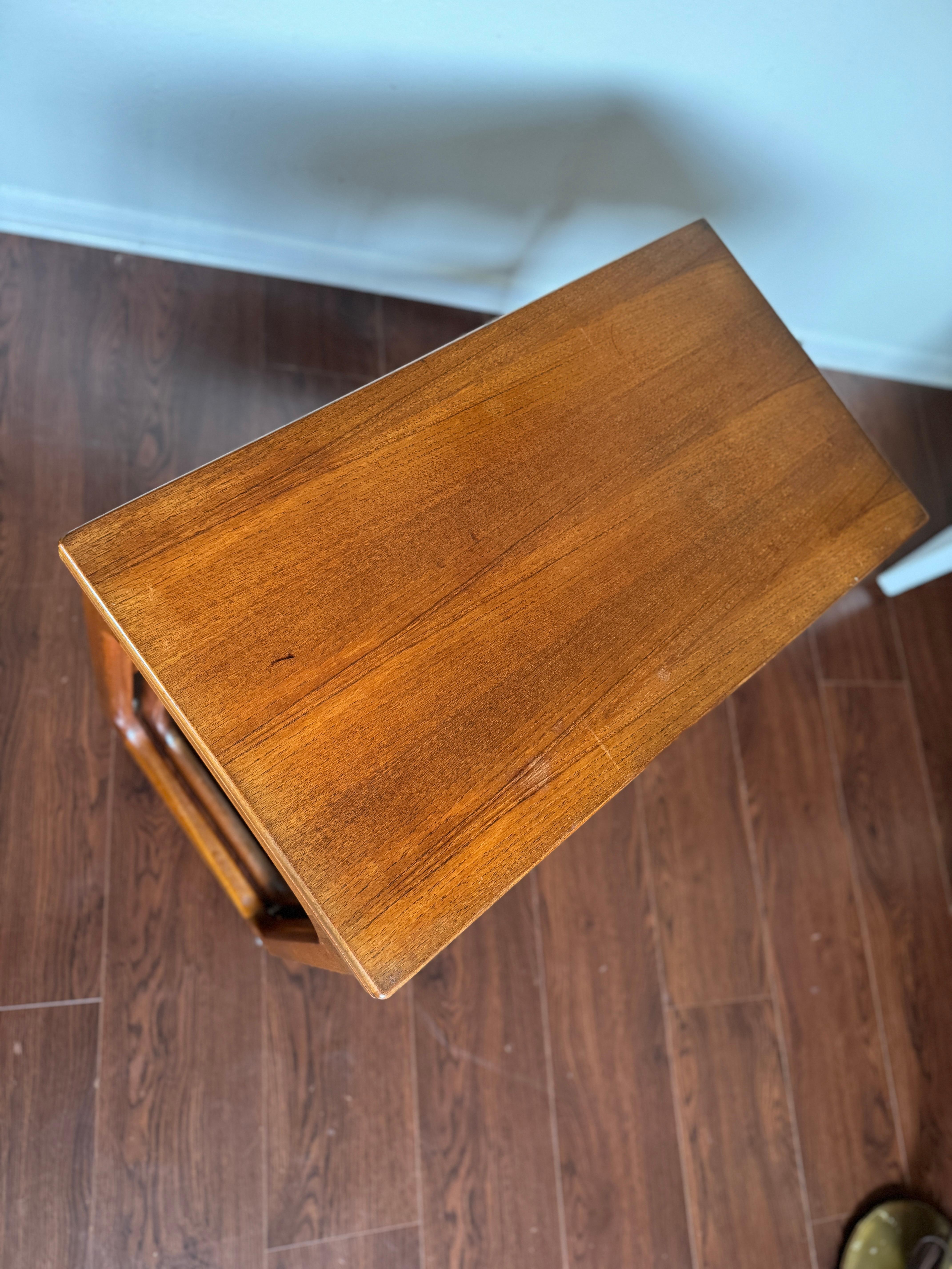 Multifunctional mid century extendable teak table by McIntosh, circa 1960s For Sale 6