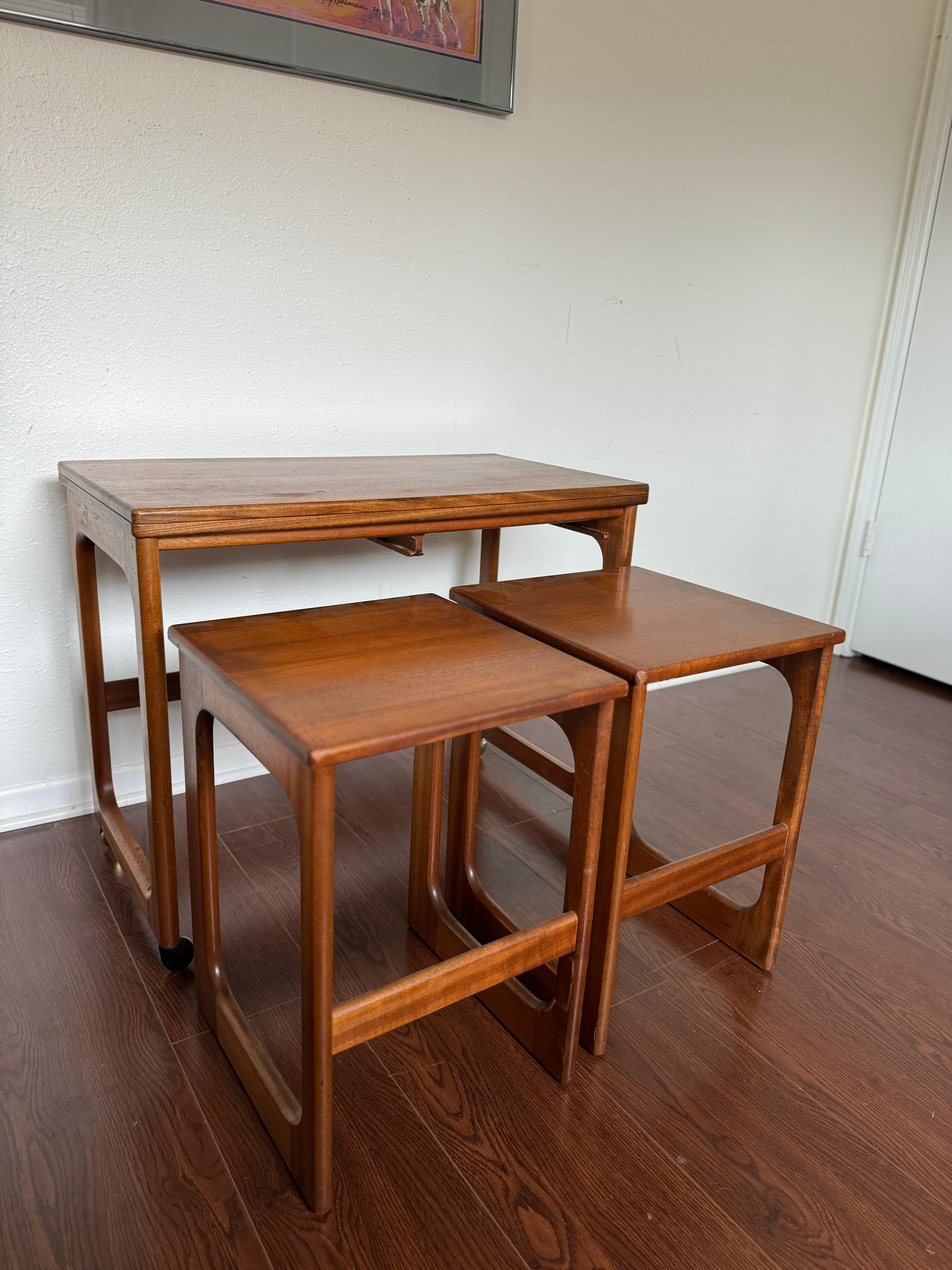 Multifunktionaler ausziehbarer Tisch aus der Mitte des Jahrhunderts aus Teakholz von McIntosh, ca. 1960er Jahre. Sehr praktischer Nesting-Tisch mit Rollen. Can als Couchtisch oder Spieltisch verwendet werden, wenn Sie die kleineren Tische als Hocker