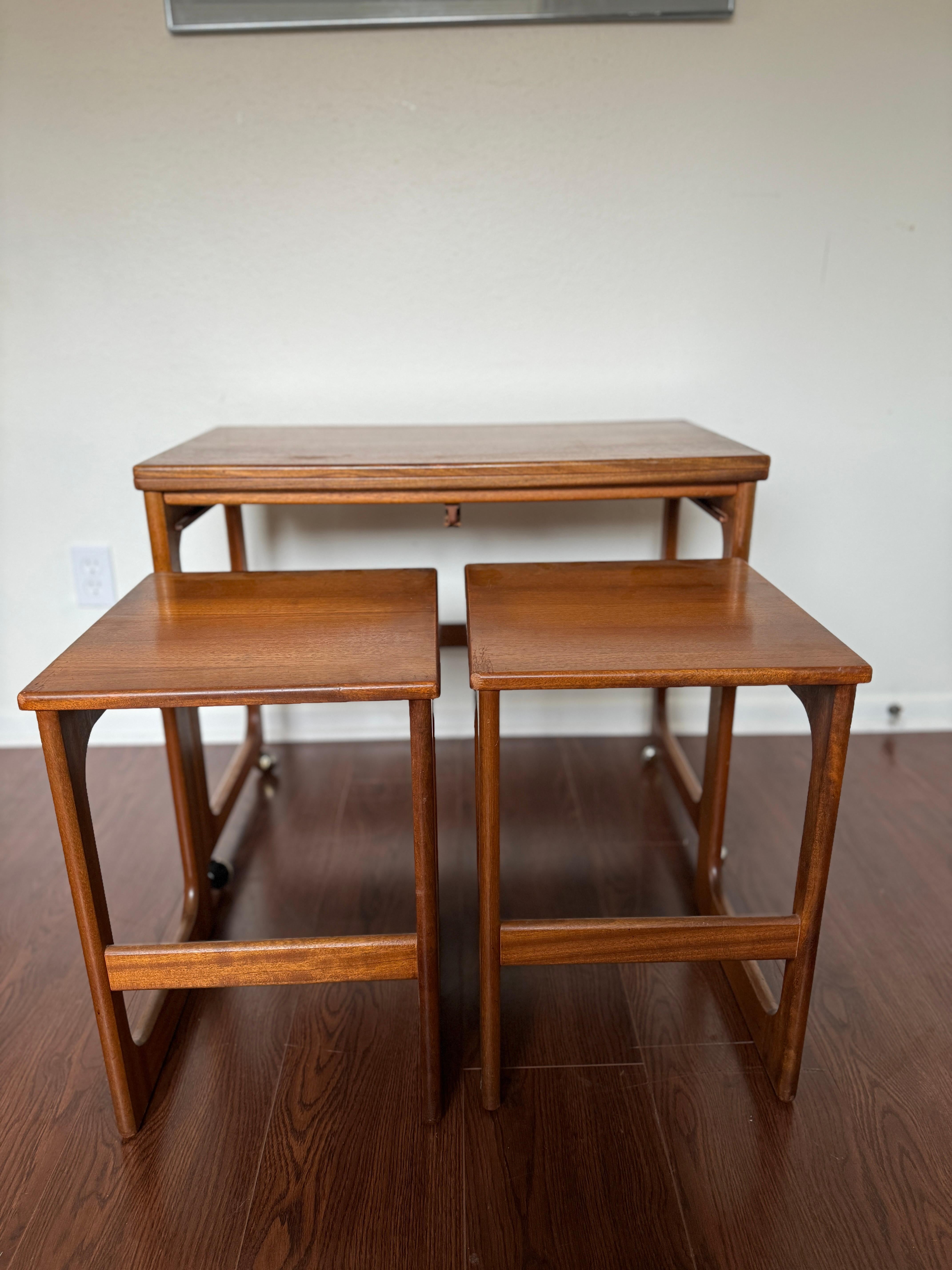 Mid-Century Modern Multifunctional mid century extendable teak table by McIntosh, circa 1960s For Sale