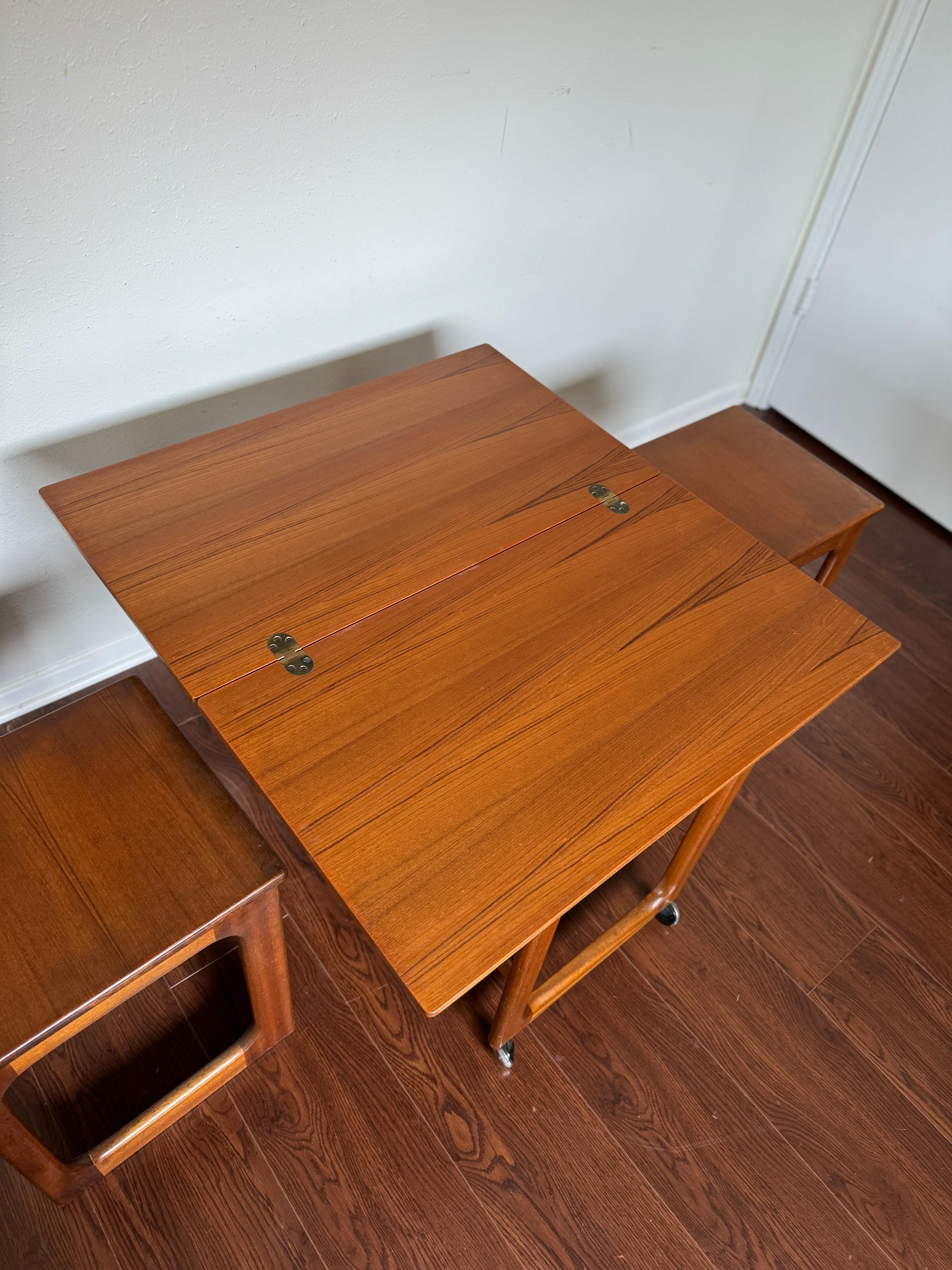 Multifunctional mid century extendable teak table by McIntosh, circa 1960s For Sale 1