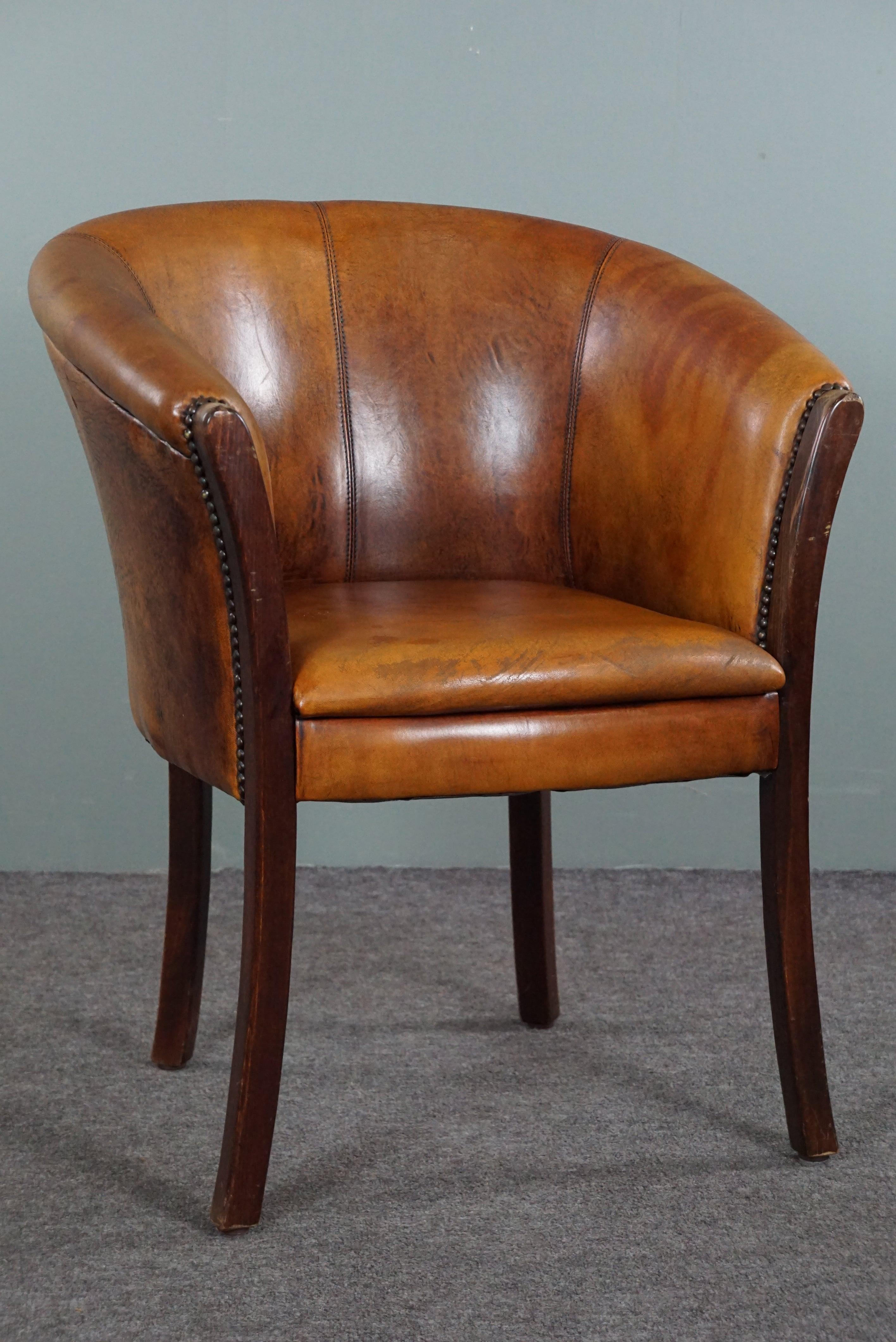 Cette magnifique chaise en peau de mouton, subtile et élancée, est ornée de clous décoratifs.

Ce fauteuil ou chaise d'appoint en cuir de mouton est multifonctionnel grâce à sa taille modeste et à la hauteur de son assise. Ce fauteuil en peau de