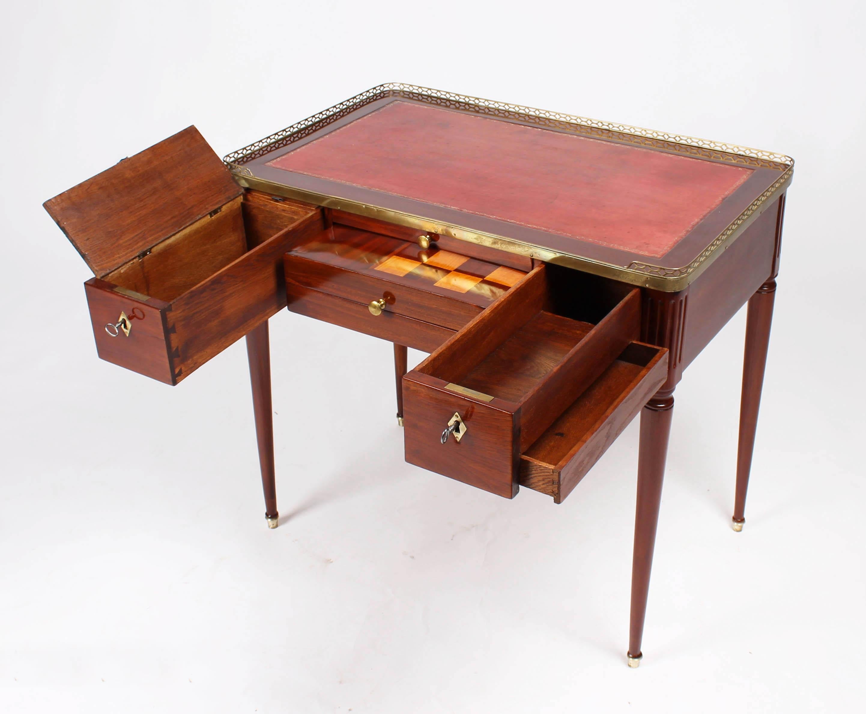 Antique dressing table, play and work table

Western Germany
Mahogany
Classicism circa 1810

Dimensions: H x W x D: 77 x 83 x 52 cm

Multifunctional 19th century table in mahogany veneered on oak.
Round, conical legs standing in brass
