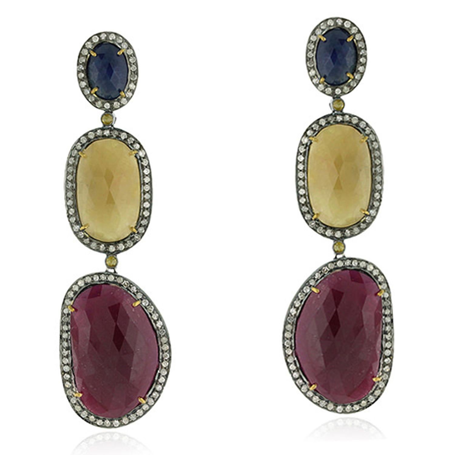 Mehrstein-Ohrringe mit 3 Tieren und Diamanten aus 18 Karat Gelbgold mit Diamanten (Gemischter Schliff) im Angebot