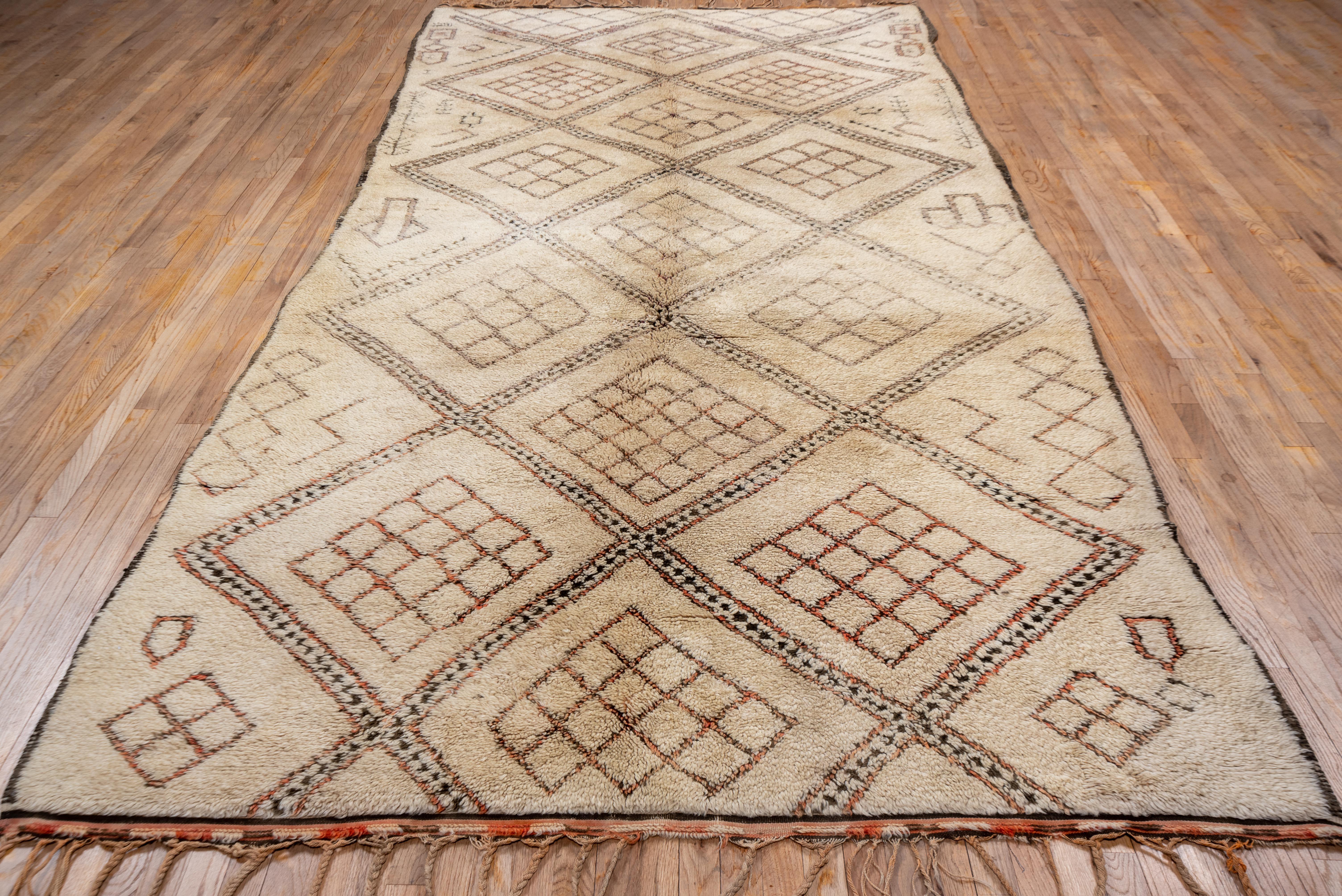 Mehrschichtiger geometrischer Kelim im marokkanischen Stil im Angebot 3
