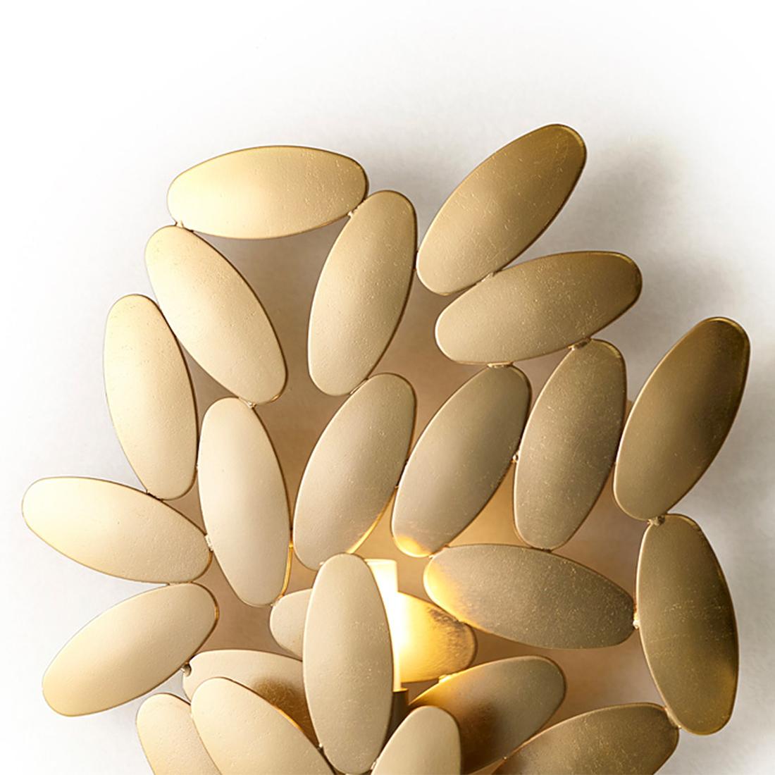 Lampada da parete multi-foglie oro con struttura in acciaio
a forma di foglia saldata con finitura placcata oro 24 carati, con opalino
cilindro di vetro per proteggere la lampadina. 1 lampadina, portalampada
tipo G9. Lampadina non