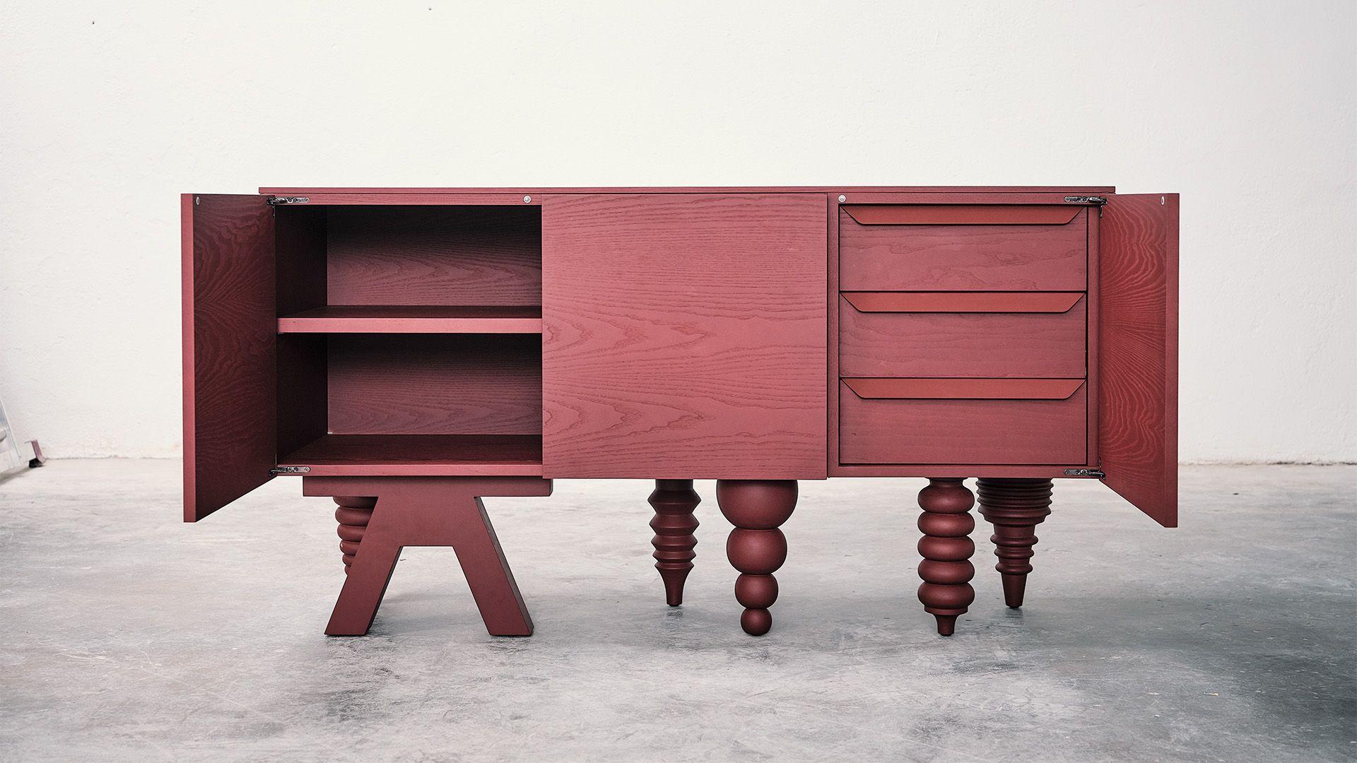 Moderno Mobiletto a più gambe in legno di frassino rosso di Jaime Hayon per BD Barcelona in vendita