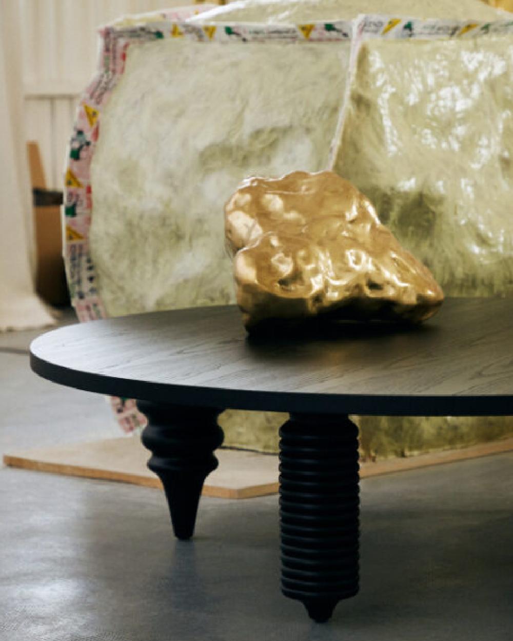 La table basse Multileg est fabriquée en frêne naturel avec une laque brillante surmontée d'un verre ou d'une finition peinte à pores ouverts. Il est fonctionnel, unique et incontournable.
Jaime Hayon a introduit le concept Multileg dans la table