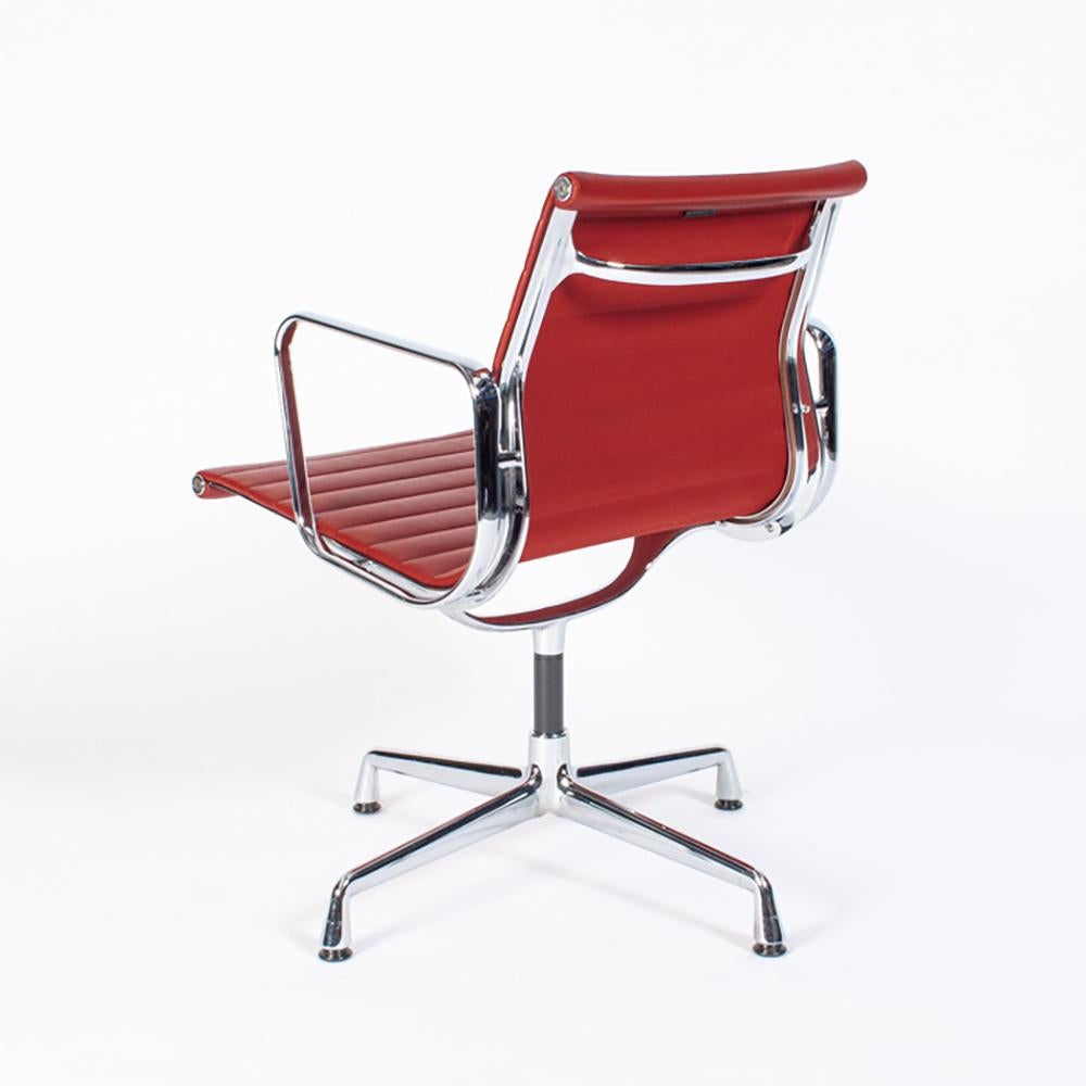 Mid-Century moderno Sedie multiple del gruppo Eames in alluminio EA108 in cromo e pelle rossa, Vitra in vendita
