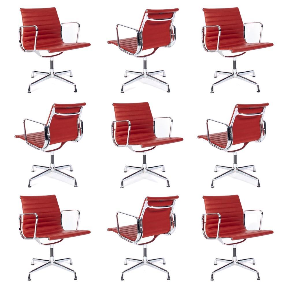 Plusieurs chaises de groupe Eames en aluminium EA108 en chrome et cuir rouge, Vitra