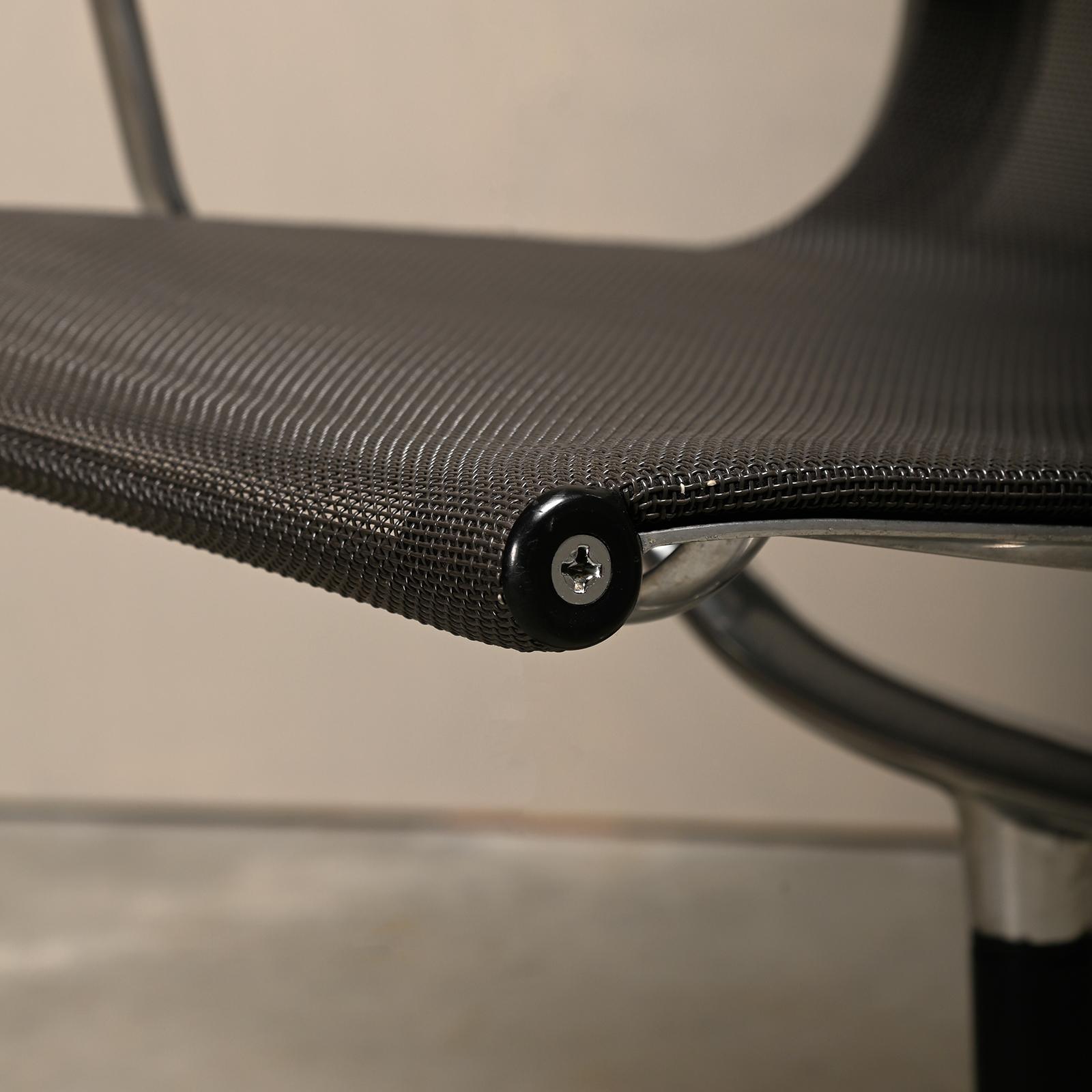 Sedie da pranzo multiple del Gruppo Eames in alluminio EA108 in rete carbone, Vitra in vendita 2