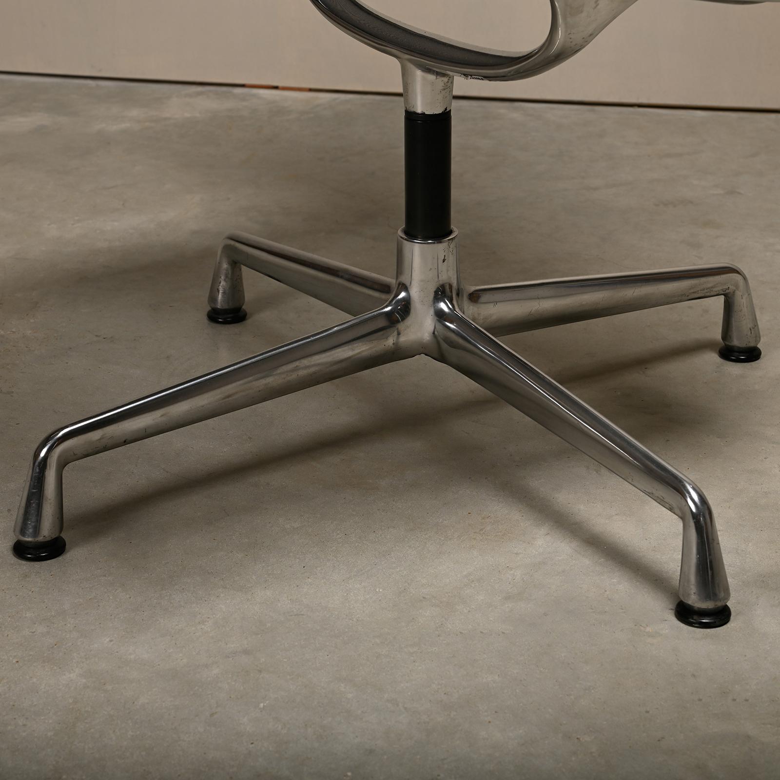 Sedie da pranzo multiple del Gruppo Eames in alluminio EA108 in rete carbone, Vitra in vendita 3