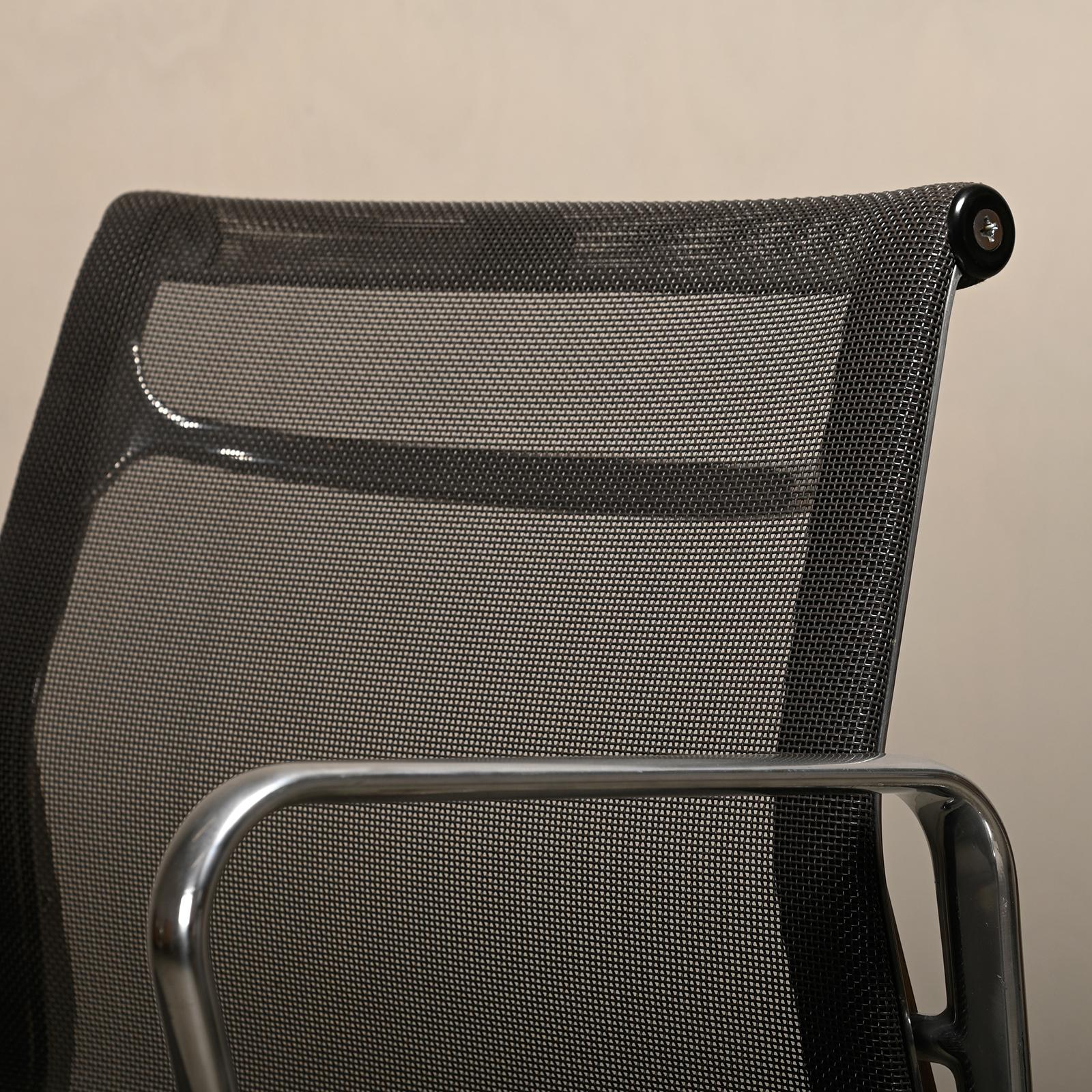 Sedie da pranzo multiple del Gruppo Eames in alluminio EA108 in rete carbone, Vitra in vendita 4