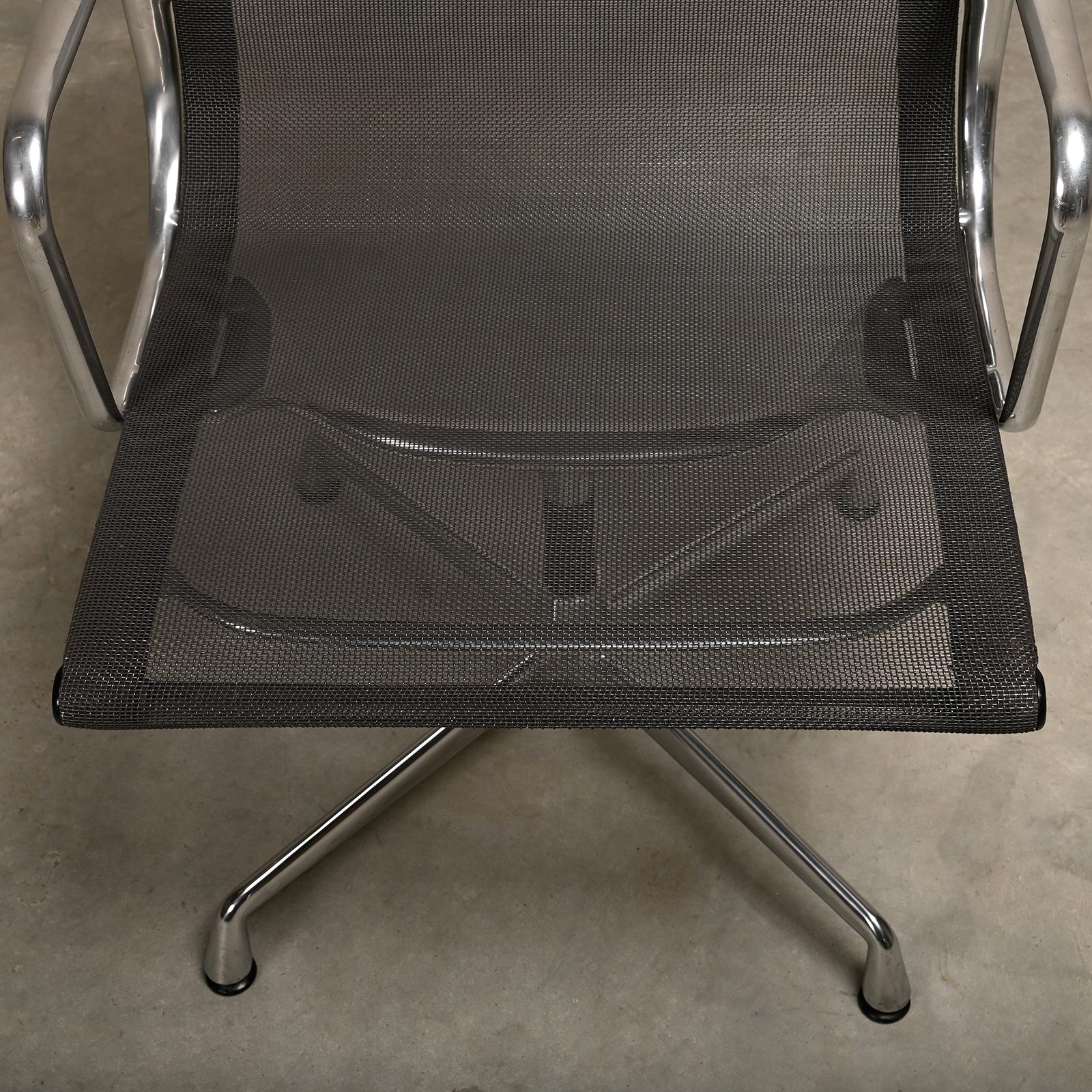 Sedie da pranzo multiple del Gruppo Eames in alluminio EA108 in rete carbone, Vitra in vendita 5