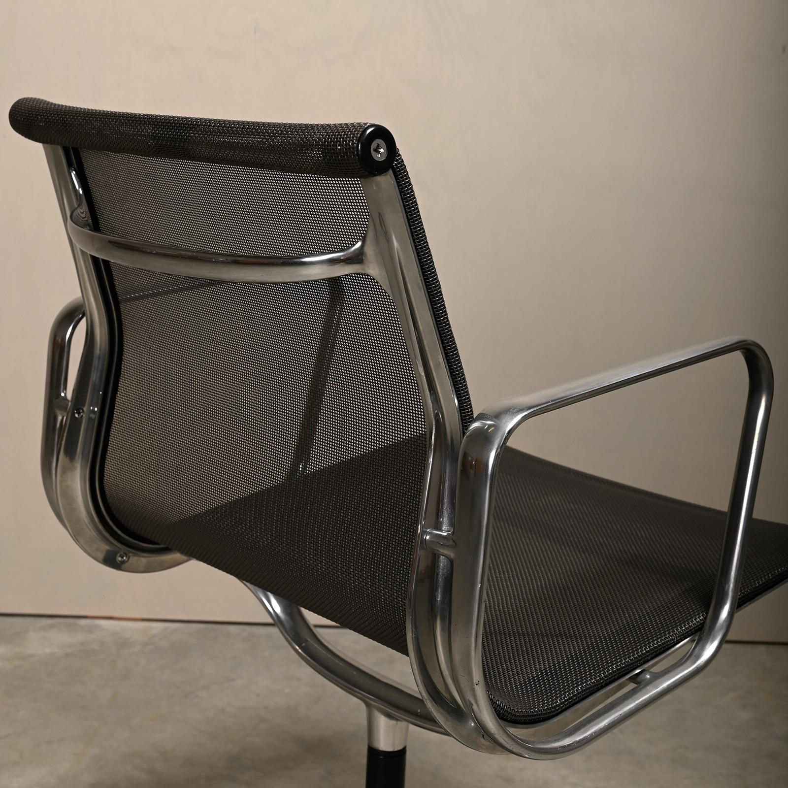 Sedie da pranzo multiple del Gruppo Eames in alluminio EA108 in rete carbone, Vitra in vendita 7