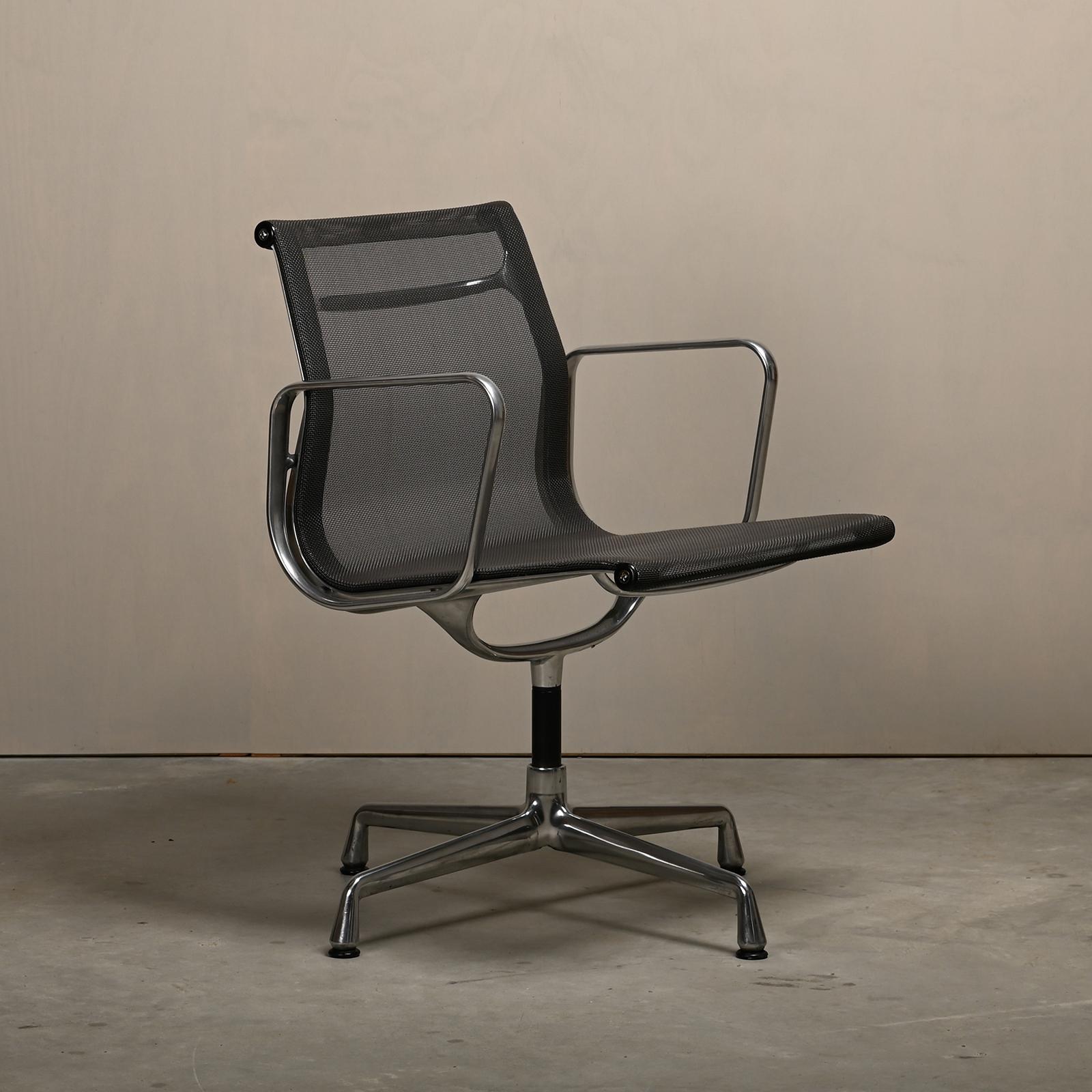 Comoda sedia da pranzo e/o da conferenza EA108 appartenente all'iconica serie Aluminium disegnata da Charles and Ray Eames per Herman Miller (US) / Vitra (EU). Il comfort è garantito dal tessuto Netweave Mesh e dal meccanismo girevole.
Struttura in