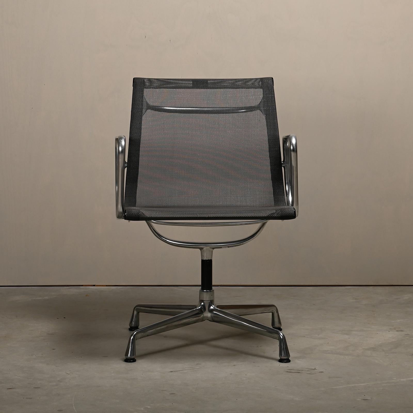 Mid-Century moderno Sedie da pranzo multiple del Gruppo Eames in alluminio EA108 in rete carbone, Vitra in vendita