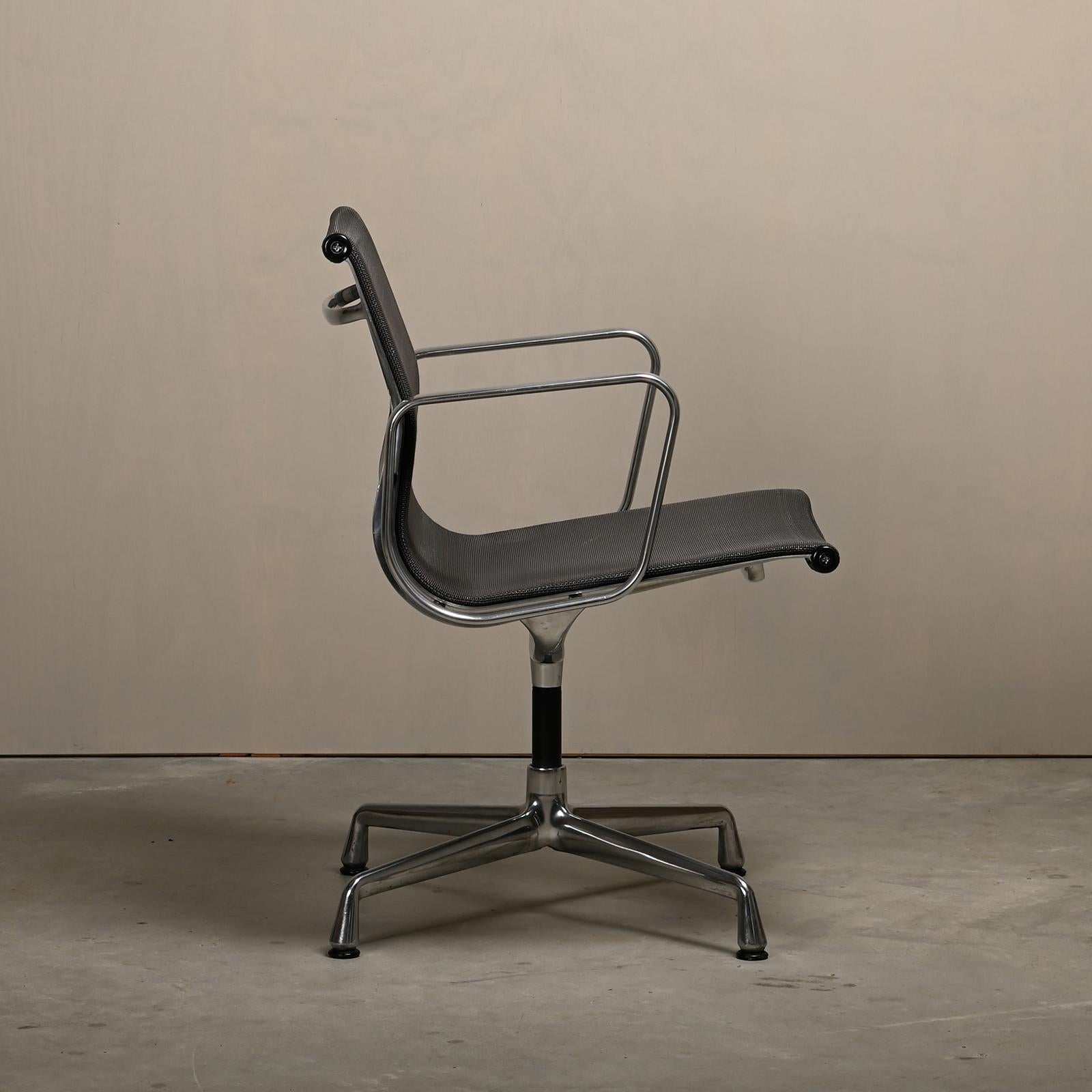 Tedesco Sedie da pranzo multiple del Gruppo Eames in alluminio EA108 in rete carbone, Vitra in vendita