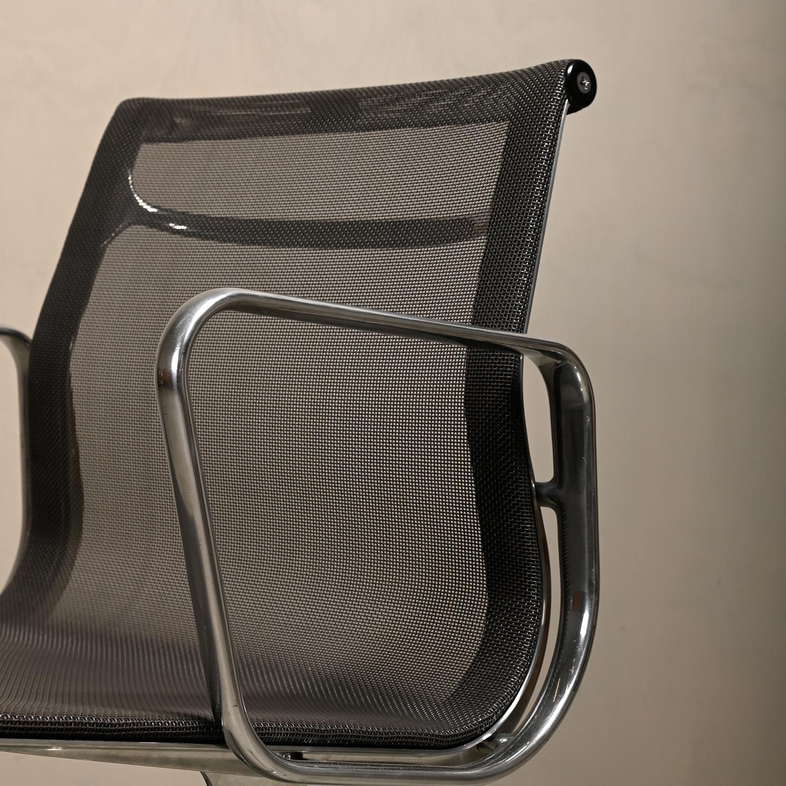 Alluminio Sedie da pranzo multiple del Gruppo Eames in alluminio EA108 in rete carbone, Vitra in vendita