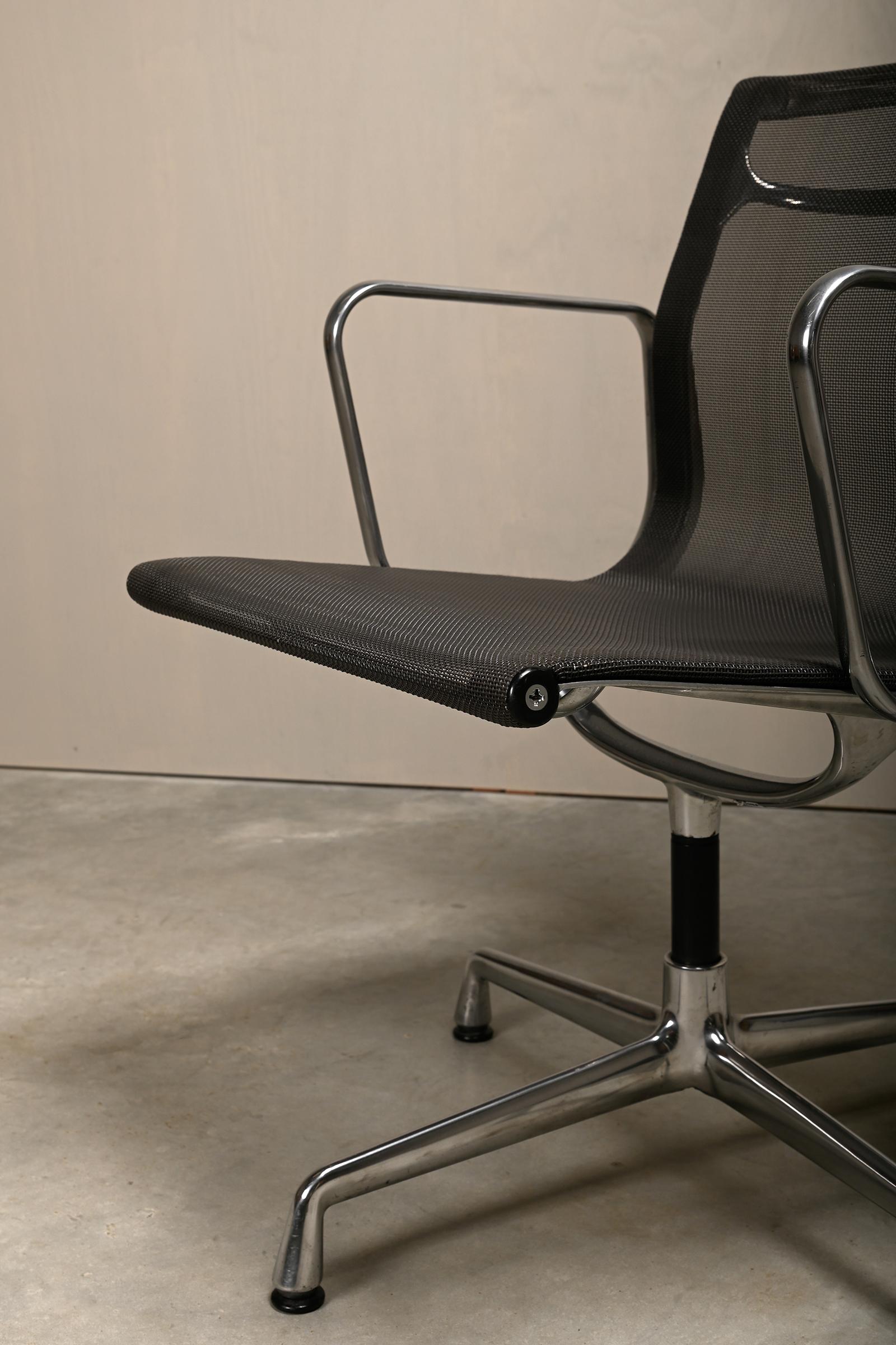 Sedie da pranzo multiple del Gruppo Eames in alluminio EA108 in rete carbone, Vitra in vendita 1