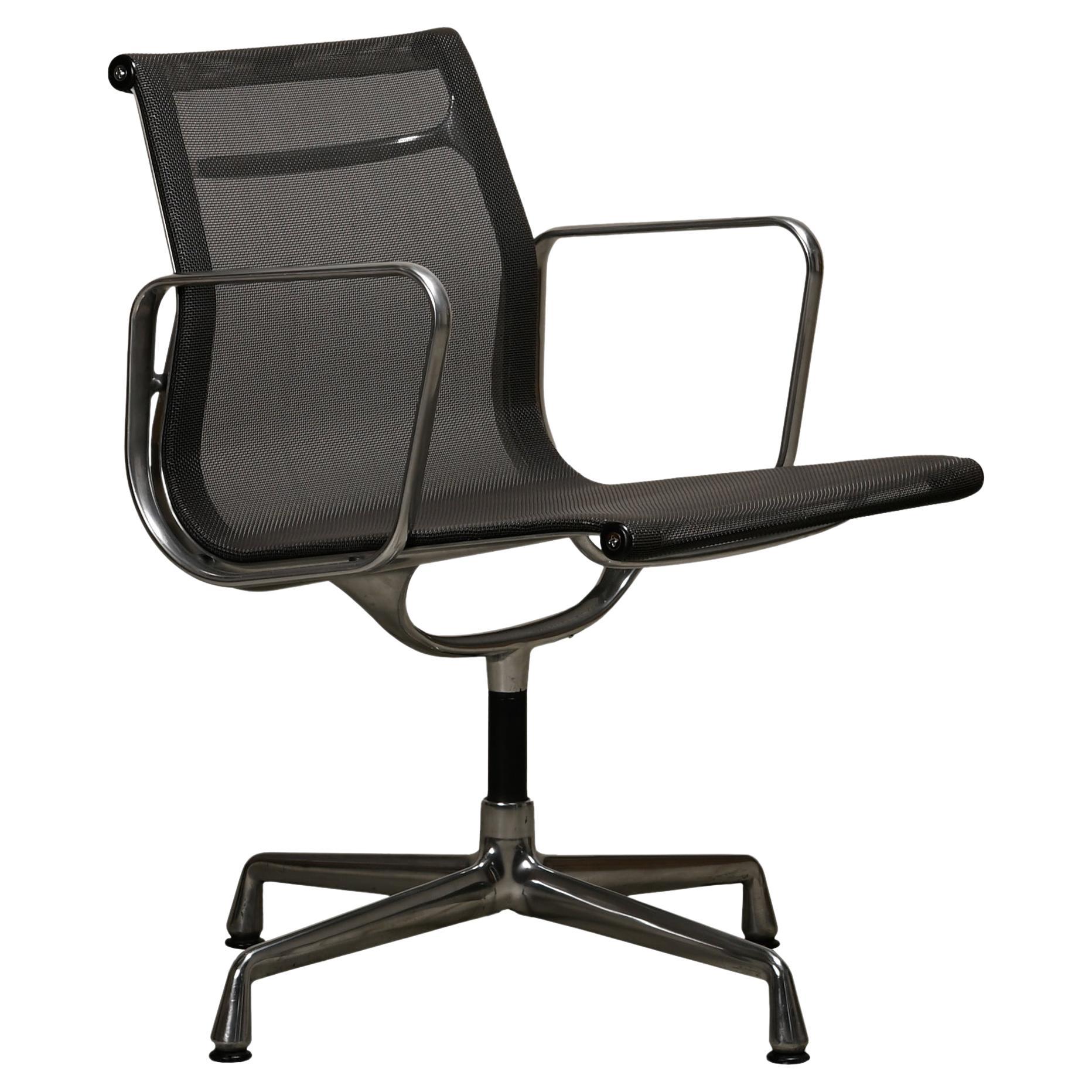 Sedie da pranzo multiple del Gruppo Eames in alluminio EA108 in rete carbone, Vitra in vendita