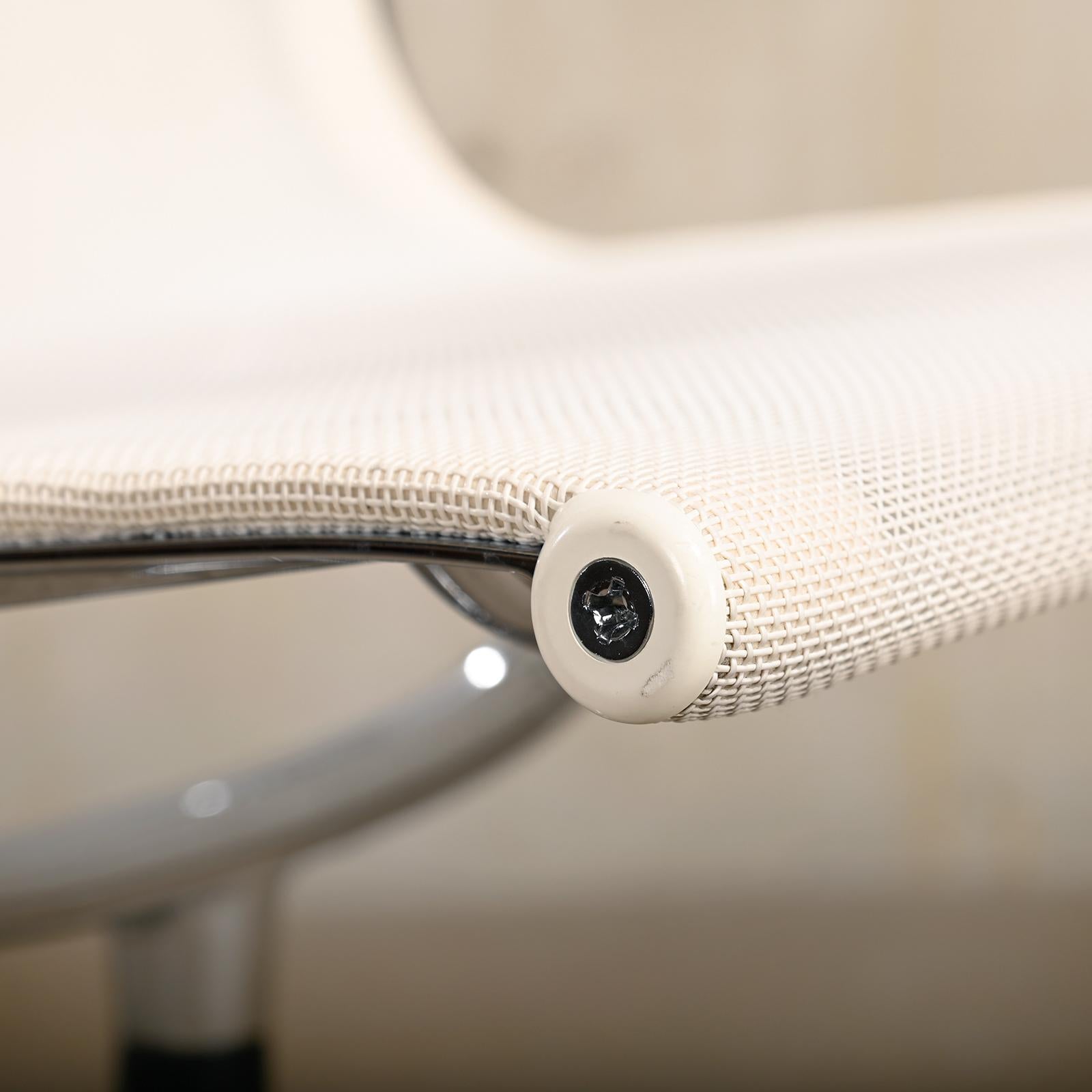 Mehrere Eames Aluminum Group EA108 Esszimmerstühle aus weißem Netzgeflechtgeflecht, Vitra im Angebot 5
