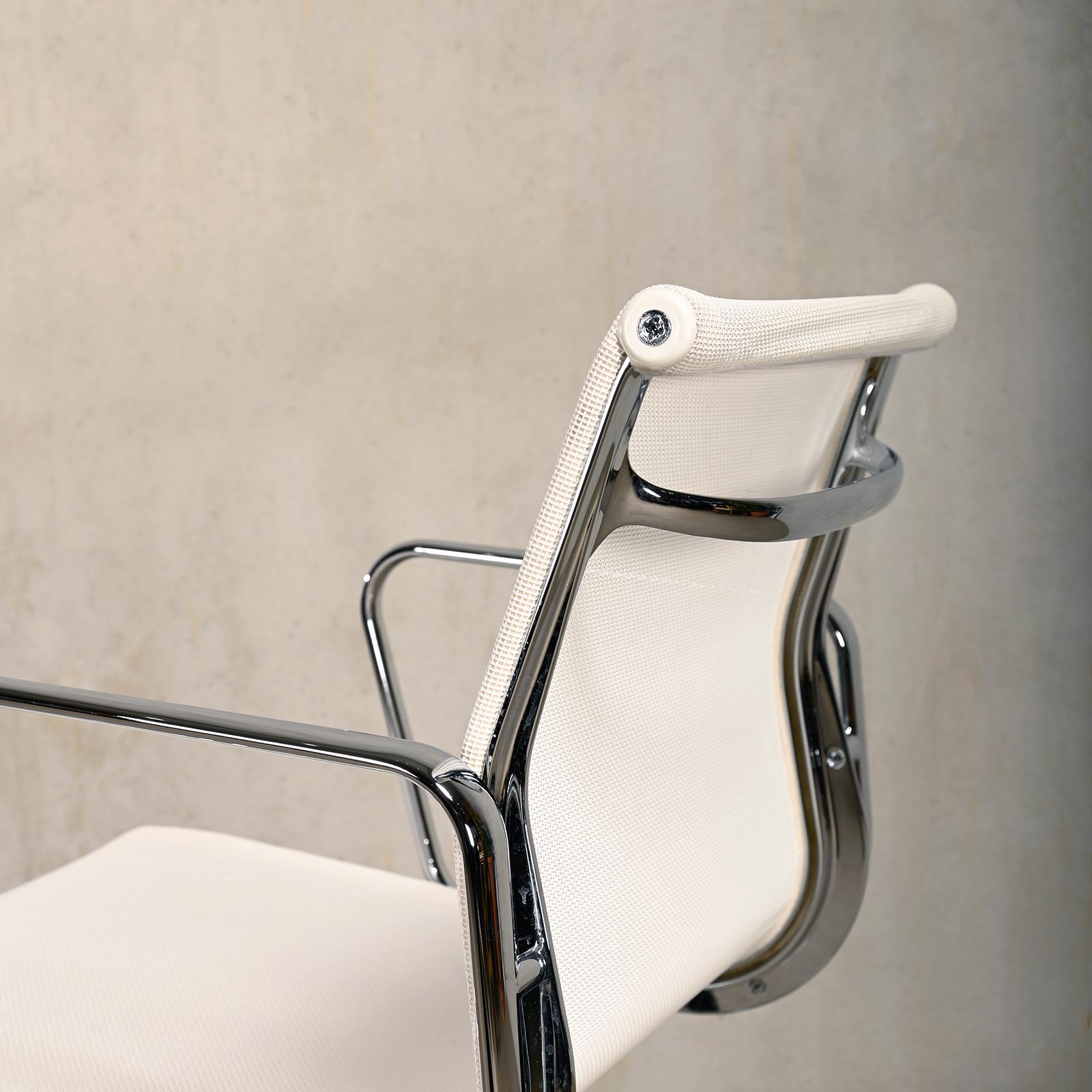 Plusieurs chaises de salle à manger Eames Aluminum Group EA108 en maille filet blanche, Vitra en vente 7