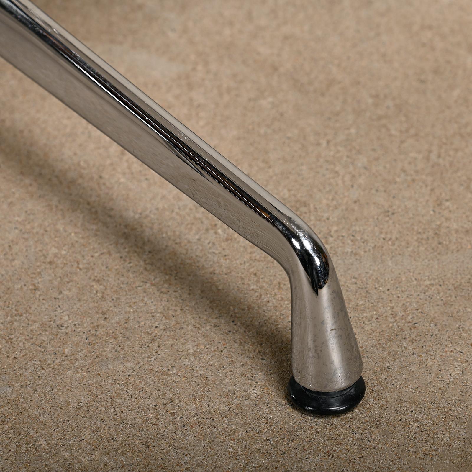 Mehrere Eames Aluminum Group EA108 Esszimmerstühle aus weißem Netzgeflechtgeflecht, Vitra im Angebot 10