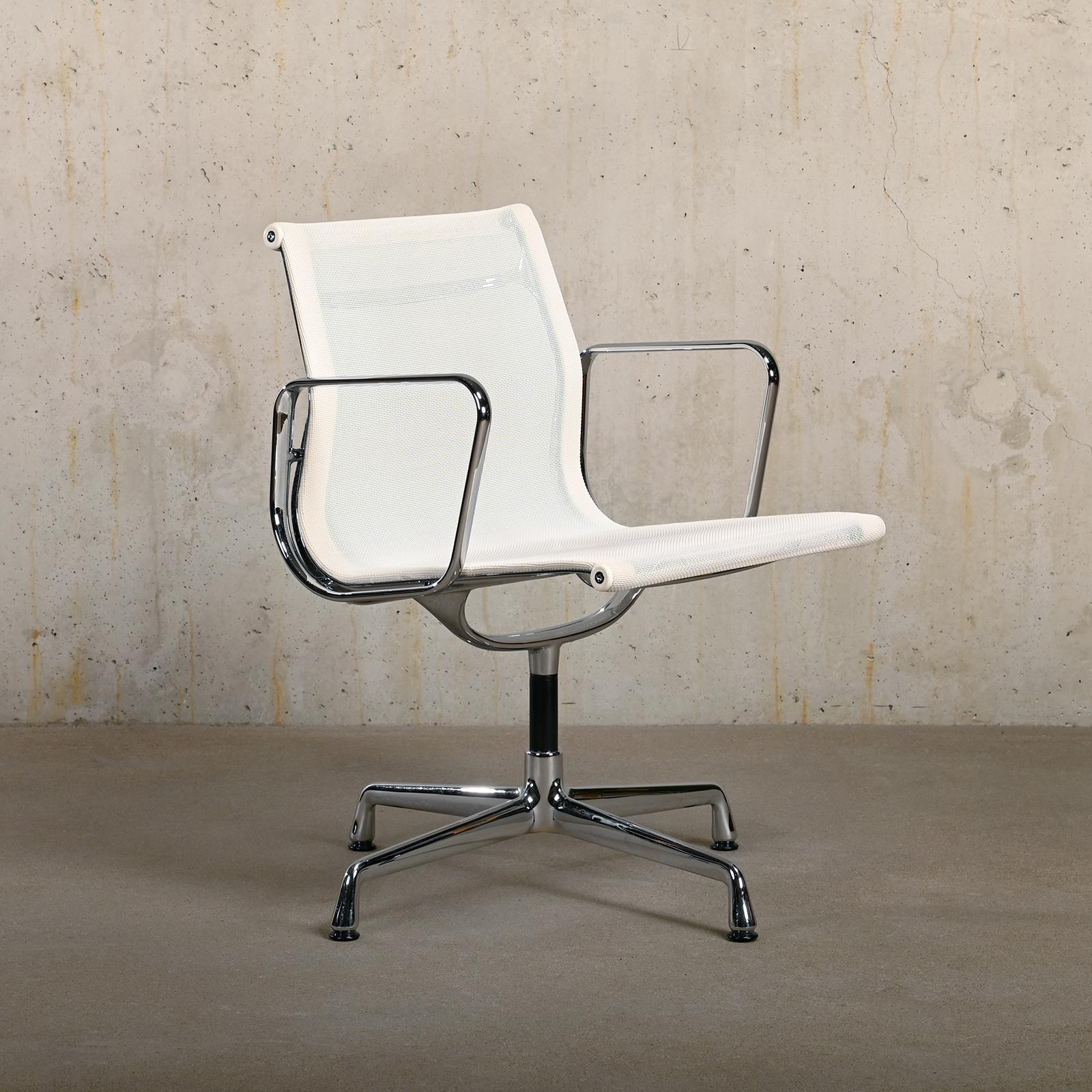 Bequemer Ess- und/oder Konferenzstuhl EA108 aus der legendären Aluminiumserie von Charles & Ray Eames für Herman Miller (US) / Vitra (EU). Mit dem Netweave Mesh-Gewebe und dem Drehmechanismus ist Komfort garantiert.
Verchromter Aluminiumrahmen und