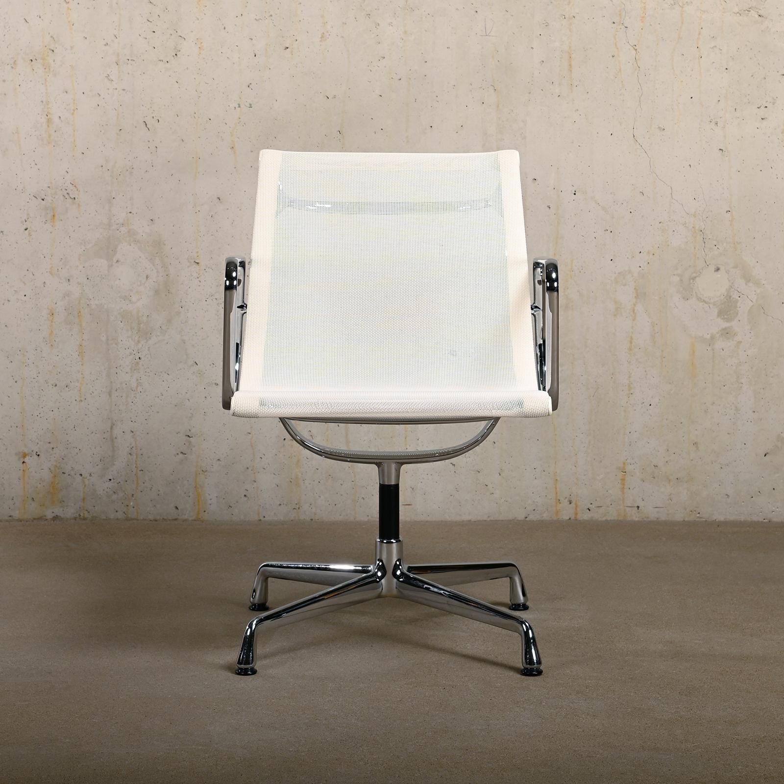 Mehrere Eames Aluminum Group EA108 Esszimmerstühle aus weißem Netzgeflechtgeflecht, Vitra (Moderne der Mitte des Jahrhunderts) im Angebot