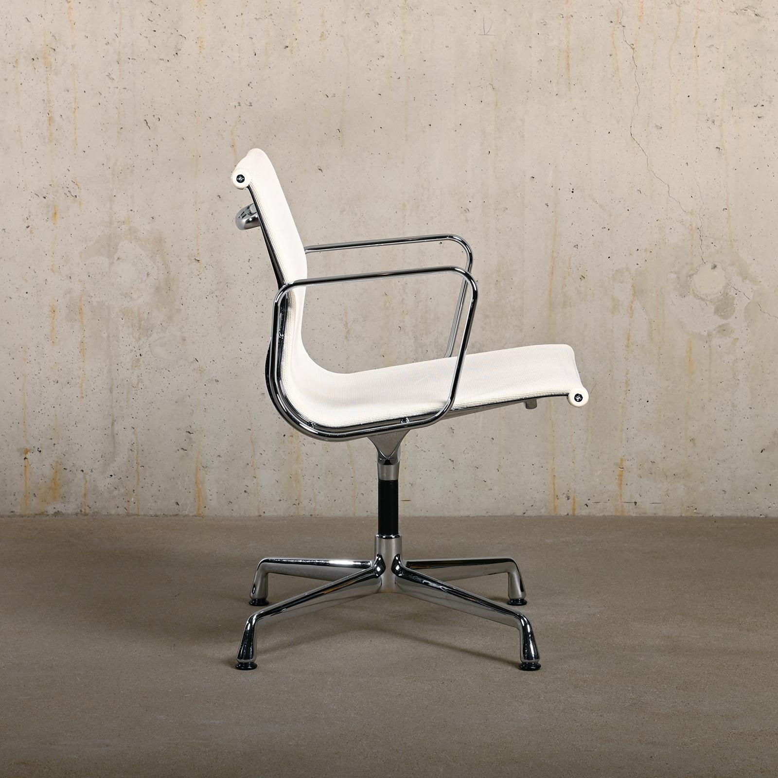 Mehrere Eames Aluminum Group EA108 Esszimmerstühle aus weißem Netzgeflechtgeflecht, Vitra (Deutsch) im Angebot
