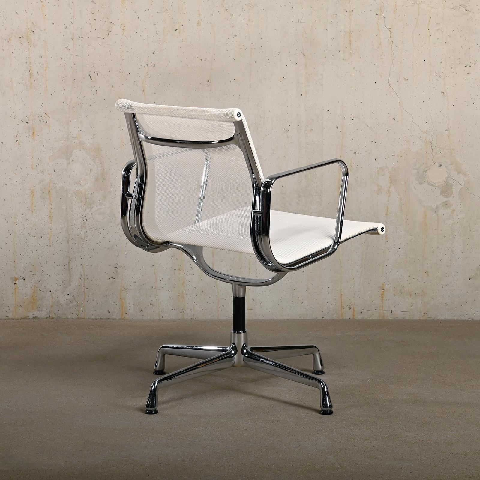 Mehrere Eames Aluminum Group EA108 Esszimmerstühle aus weißem Netzgeflechtgeflecht, Vitra (Beschichtet) im Angebot