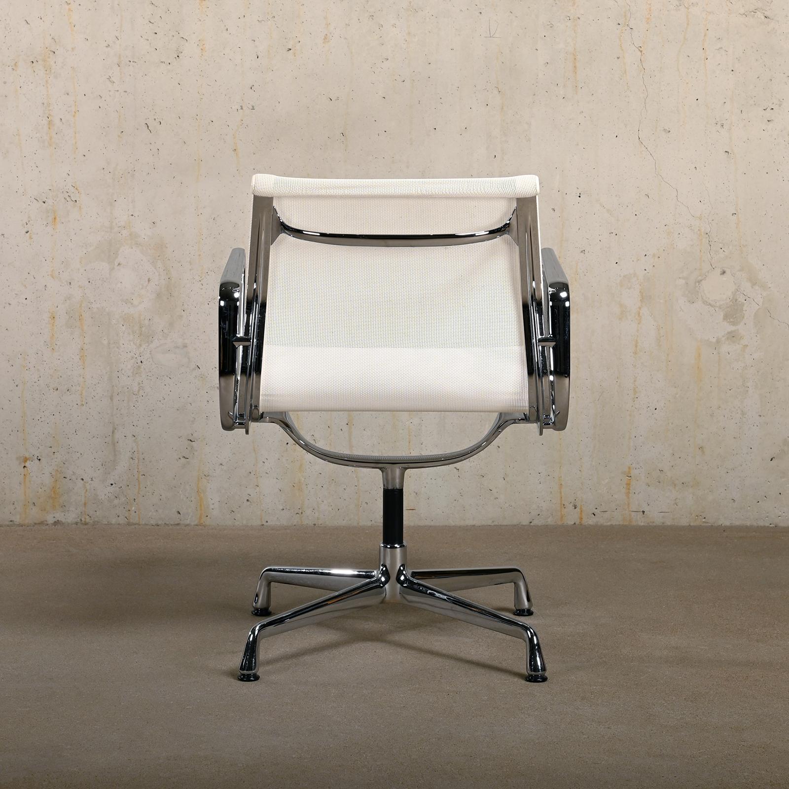 Mehrere Eames Aluminum Group EA108 Esszimmerstühle aus weißem Netzgeflechtgeflecht, Vitra im Zustand „Gut“ im Angebot in Amsterdam, NL
