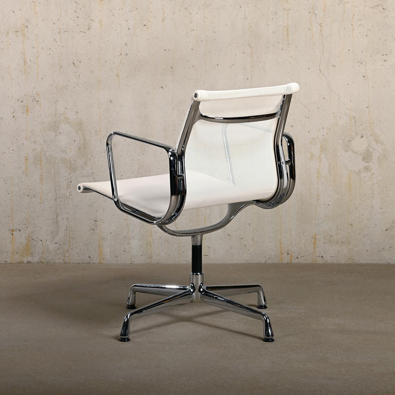 Mehrere Eames Aluminum Group EA108 Esszimmerstühle aus weißem Netzgeflechtgeflecht, Vitra (Mitte des 20. Jahrhunderts) im Angebot