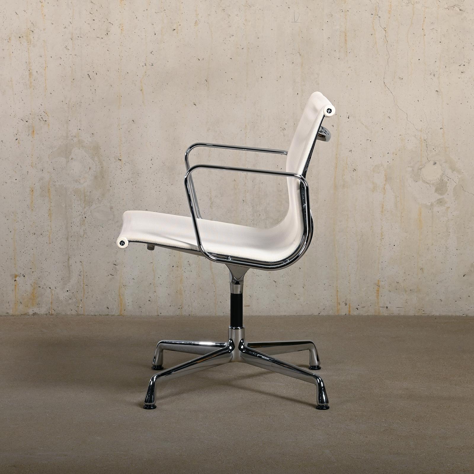 Mehrere Eames Aluminum Group EA108 Esszimmerstühle aus weißem Netzgeflechtgeflecht, Vitra (Aluminium) im Angebot