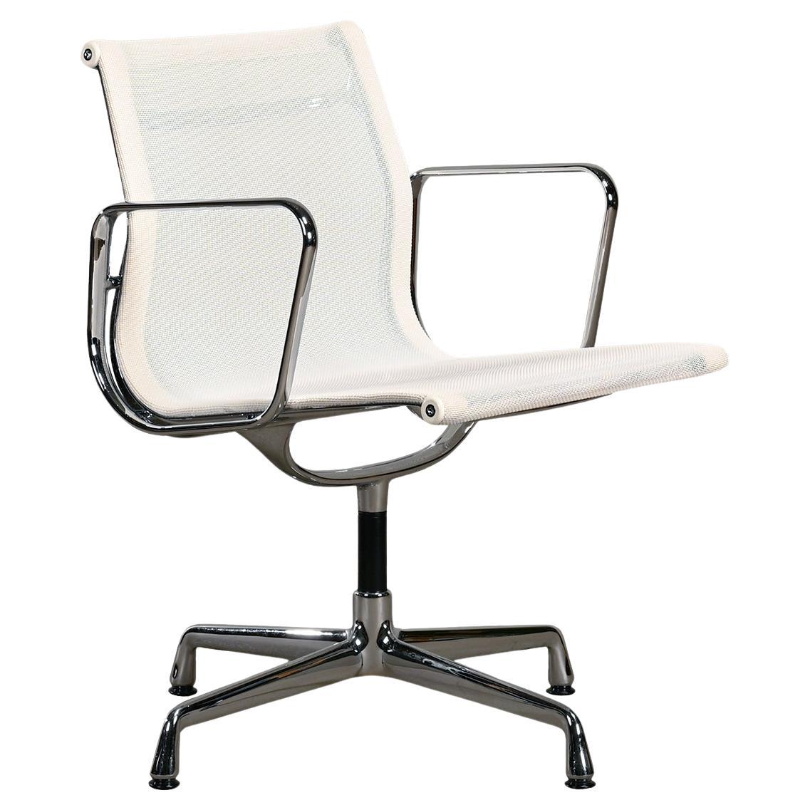 Mehrere Eames Aluminum Group EA108 Esszimmerstühle aus weißem Netzgeflechtgeflecht, Vitra im Angebot