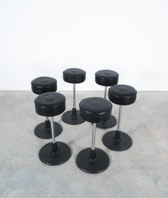 Tabouret de bar Eileen Gray n° 1 en cuir noir chromé et chrome, vers 1920