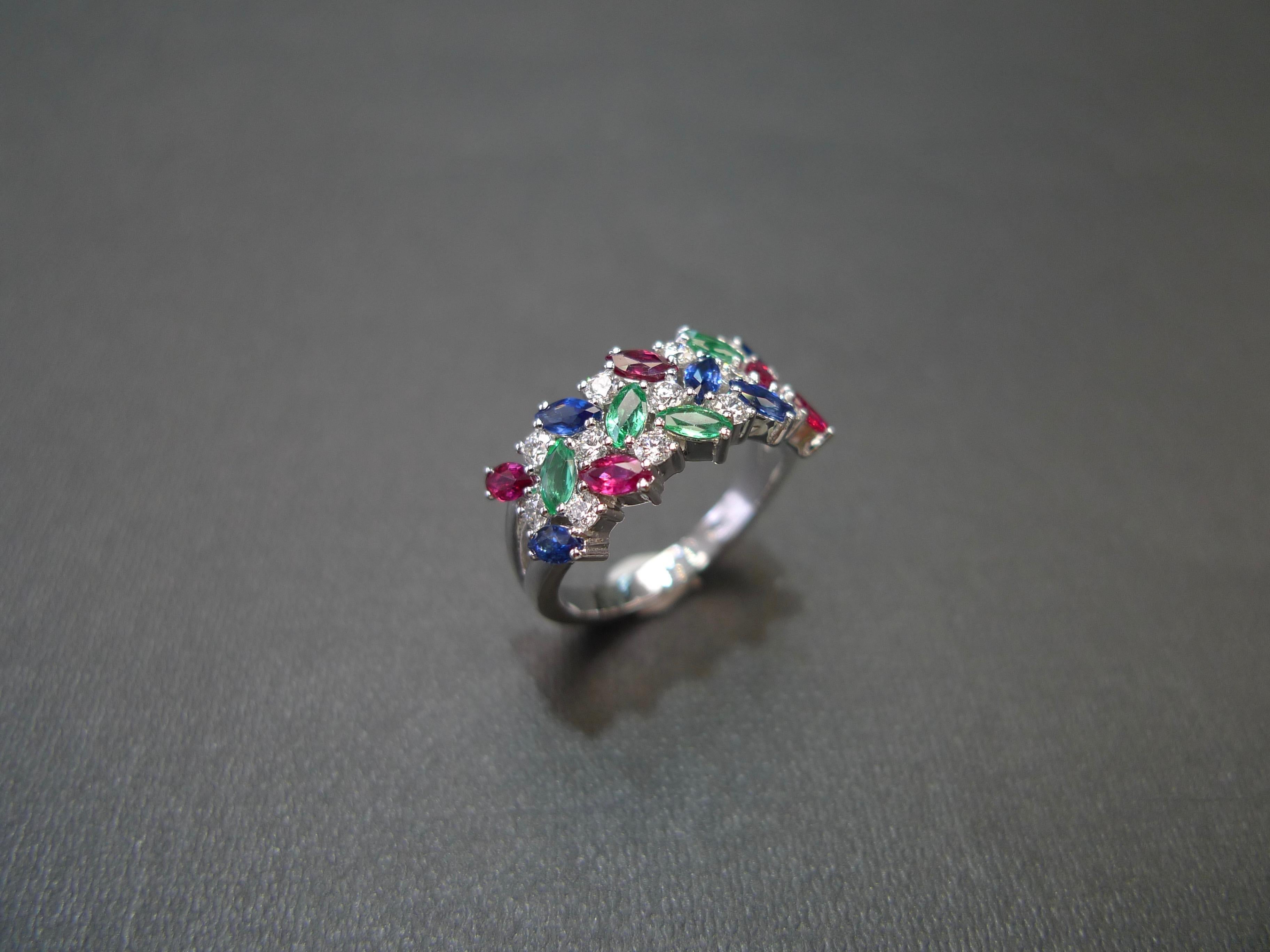 Im Angebot: Dreireihiger Ring mit mehreren Edelsteinen, blauem Saphir, Rubin, Smaragd und Diamant () 11