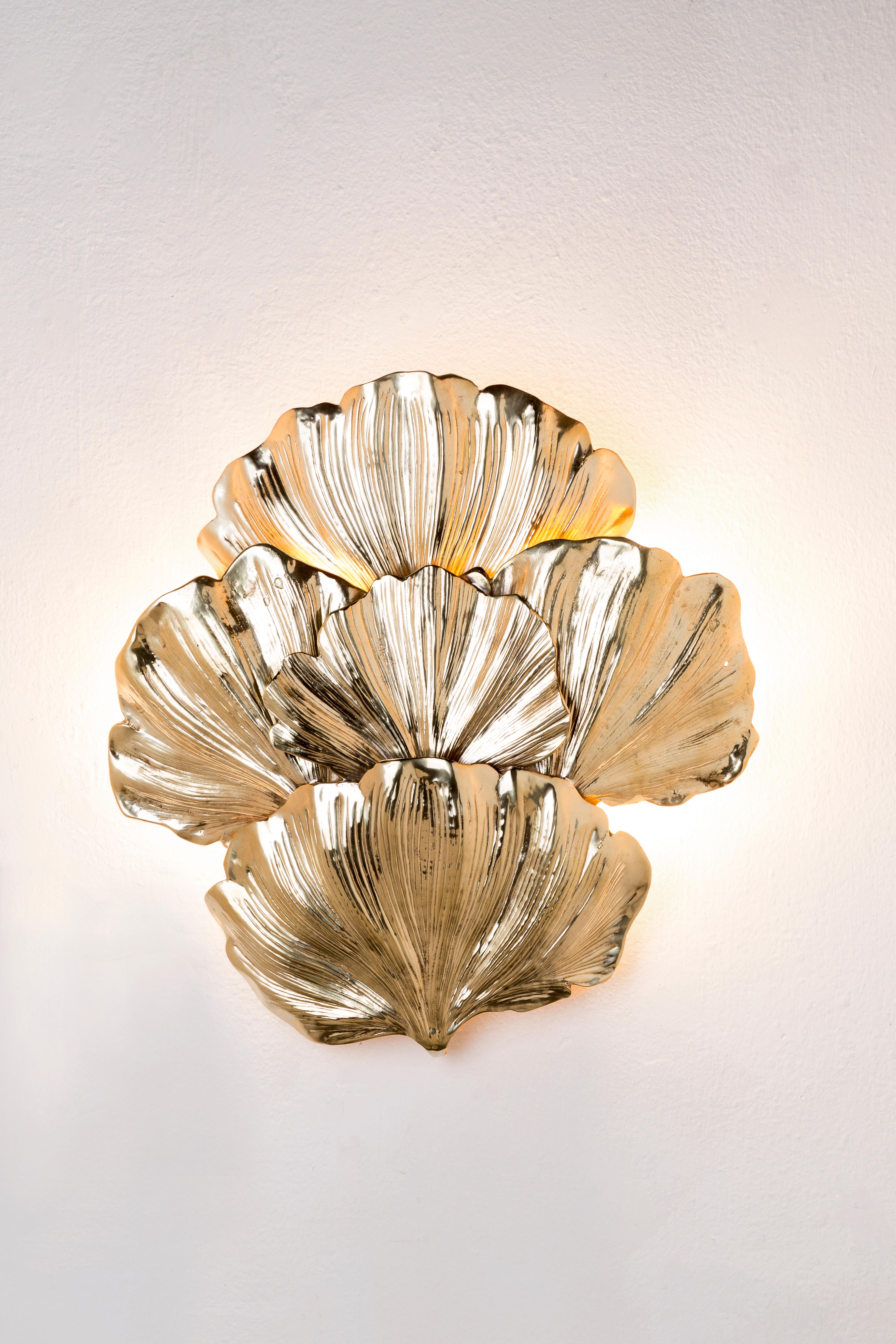 The fifth leaves Ginkgo applique is in cast brass natural finish, this brass working technique allows you to have shapes rich in details such as the natural veins of the leaves and their movement; this five leaves applique is a perfect decorative