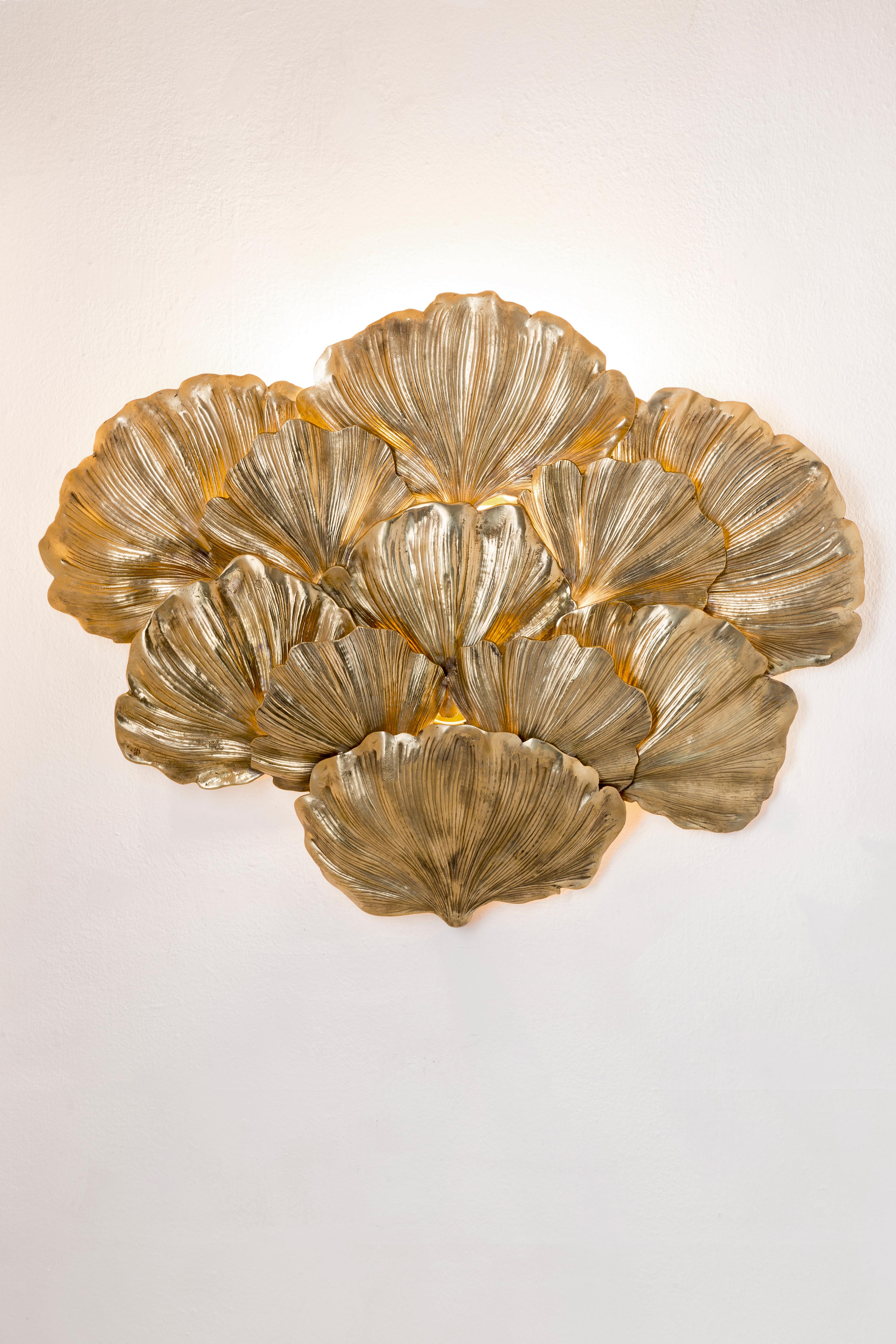 The eleventh Ginkgo 03 applique is in cast brass natural finish, this brass working technique allows you to have shapes rich in details such as the natural veins of the leaves and their movement; this five leaves applique is a perfect decorative