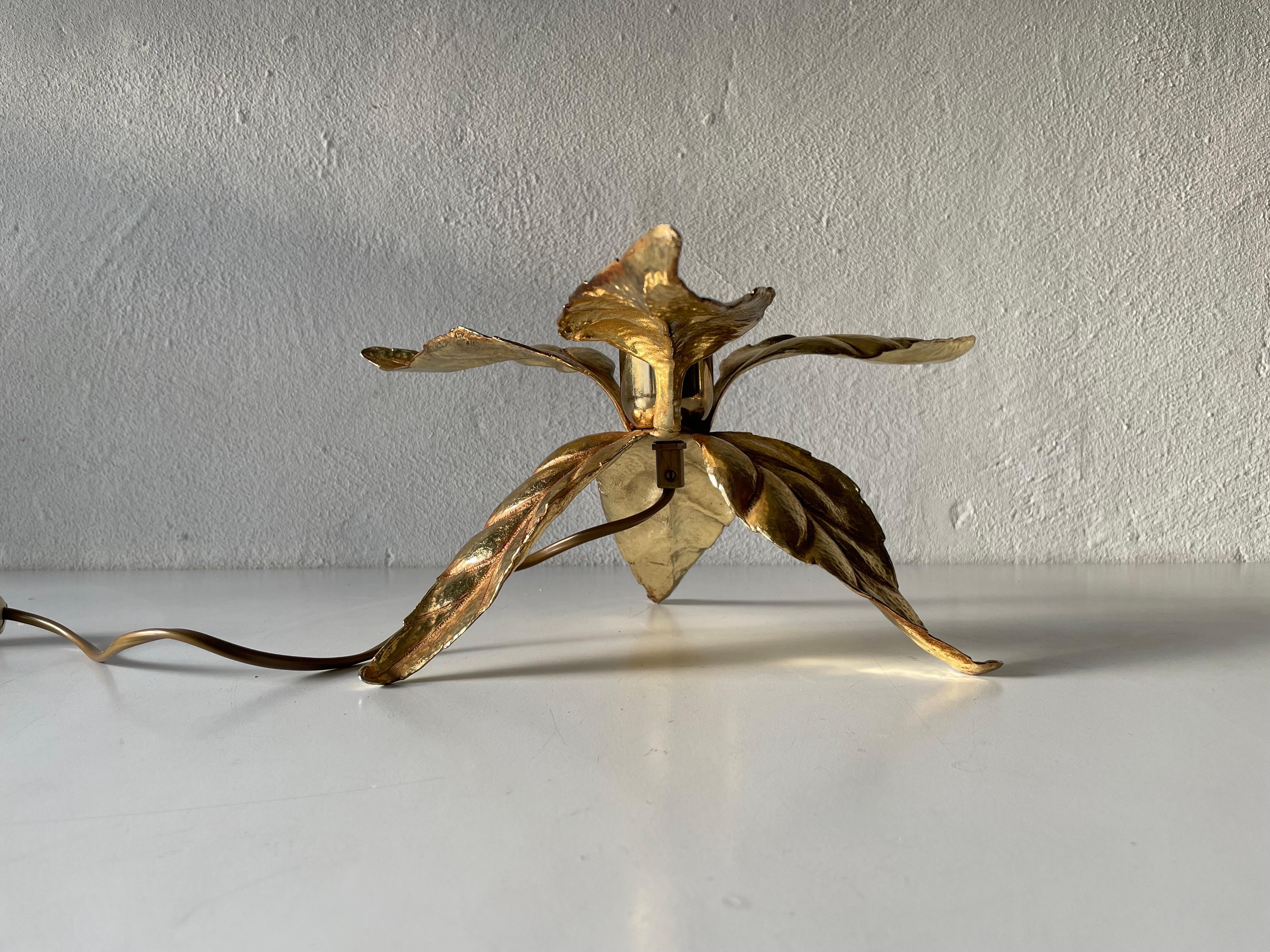 Multiple leaf design brass table lamp by Willy Daro for Massive, 1960s, Germany

Minimal and natural design
Very high quality.
Fully functional.
Original cable and plug. These lamps are suitable for EU plug socket. 

Lamps are in very good vintage