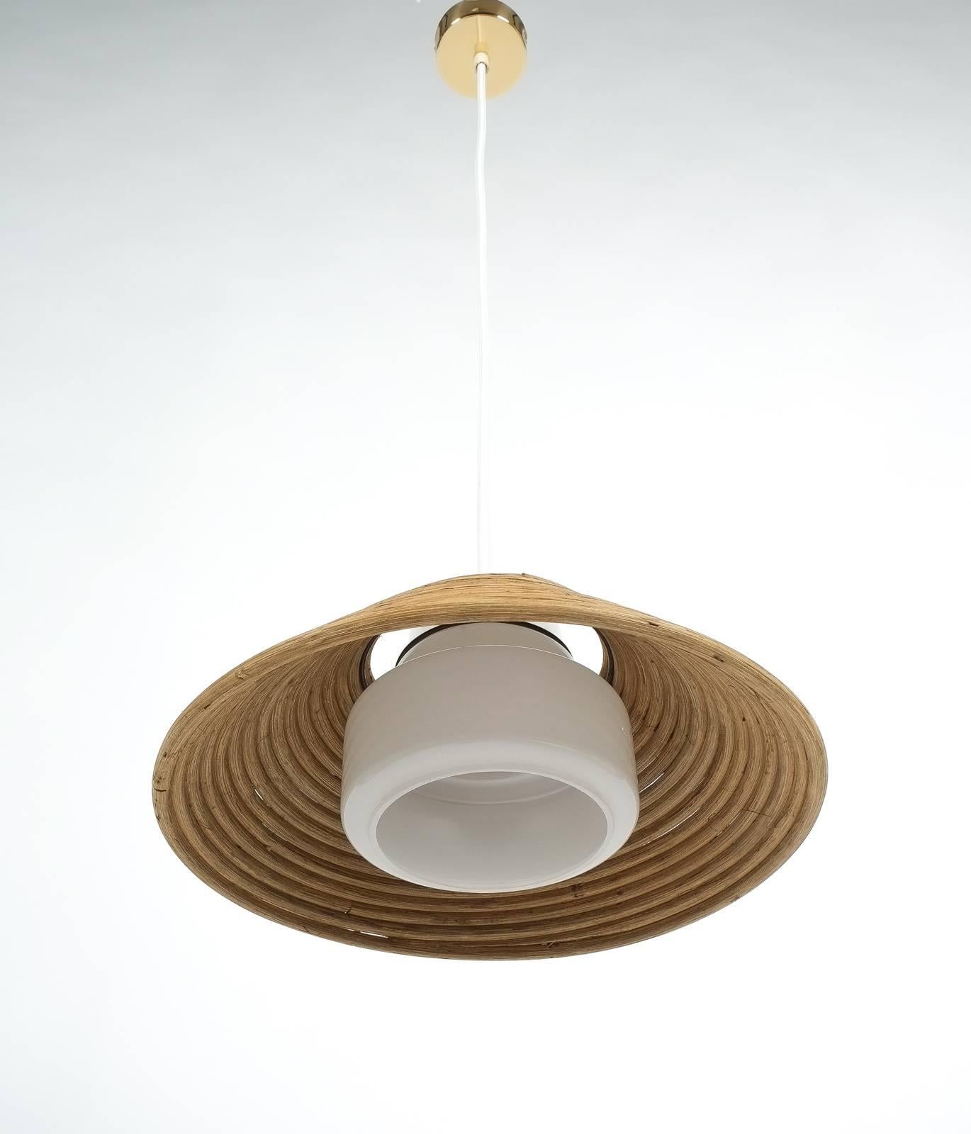 Metà XX secolo Lampada a sospensione in rattan e vetro opalino NOS di Doria, 1960 in vendita