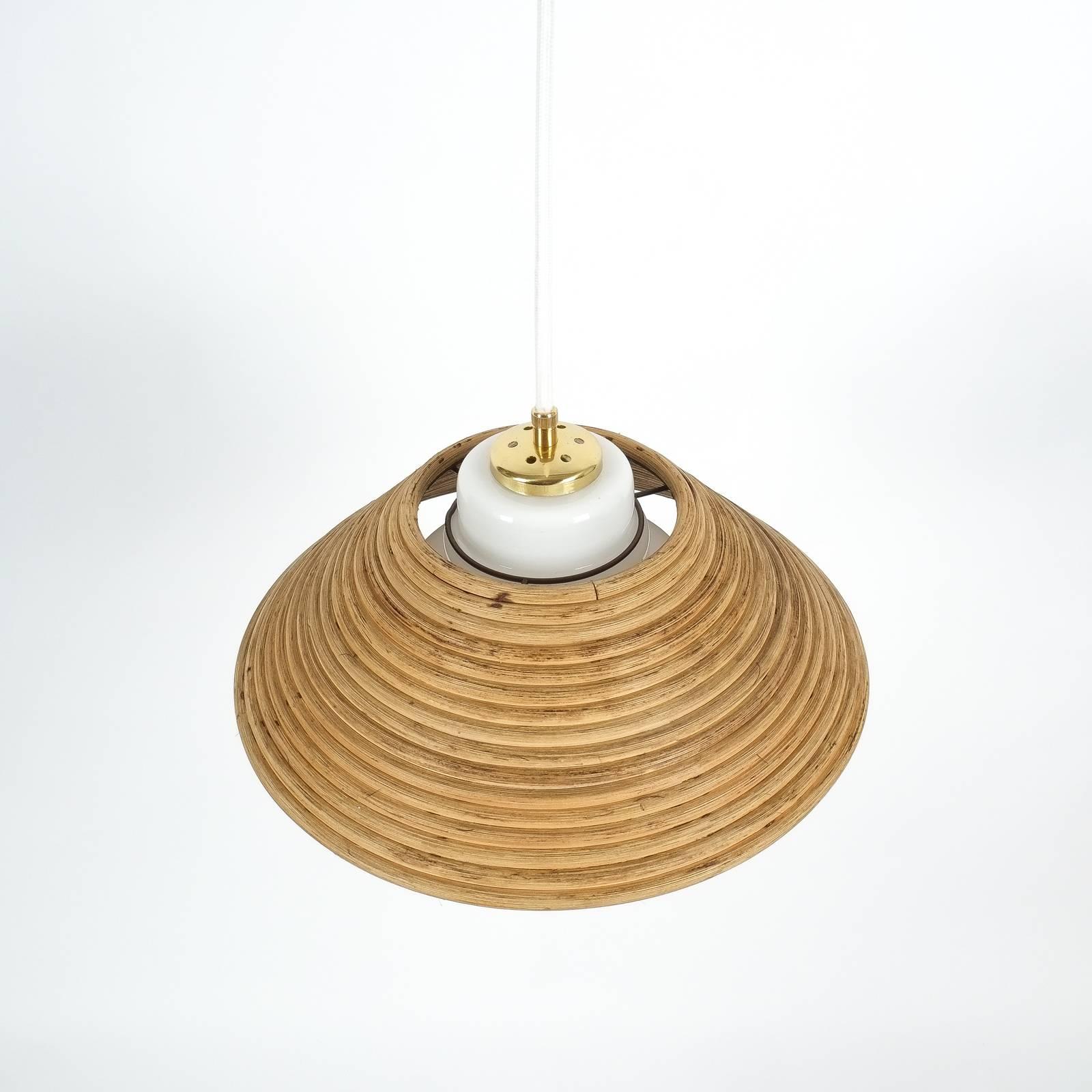 Rattan Lampada a sospensione in rattan e vetro opalino NOS di Doria, 1960 in vendita