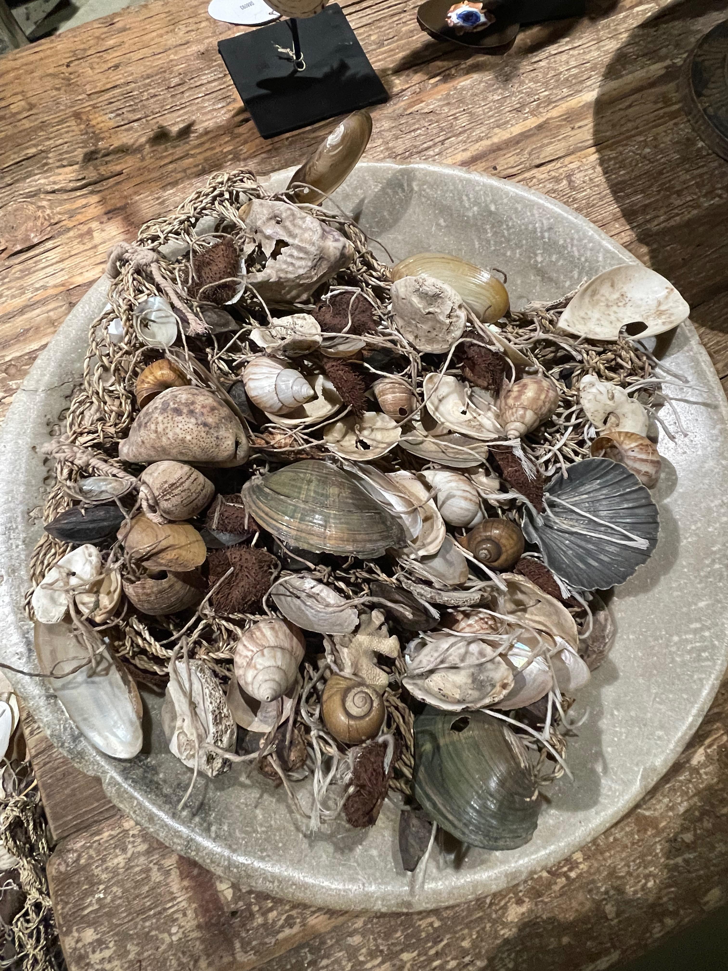 Borsa indonesiana contemporanea realizzata con una moltitudine di conchiglie diverse.
Il tutto collegato da uno spago naturale.
Molto decorativo se posto in una ciotola.
