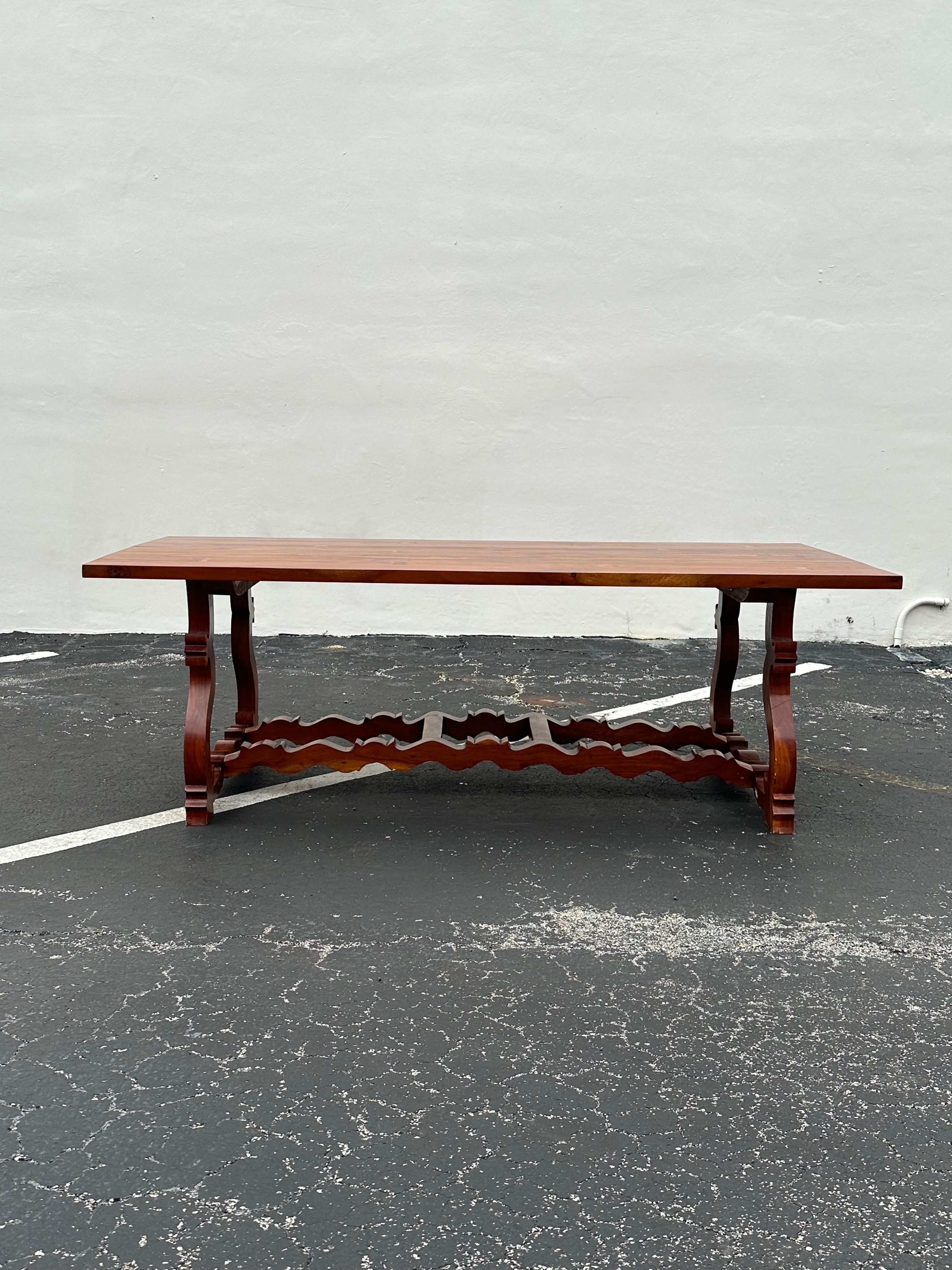 Cette exubérante table de salle à manger monumentale provient d'Espagne et présente les caractéristiques hautement décoratives du style baroque espagnol du XVIIe siècle. Comme c'est typiquement le cas pour le design de meubles baroques, leurs