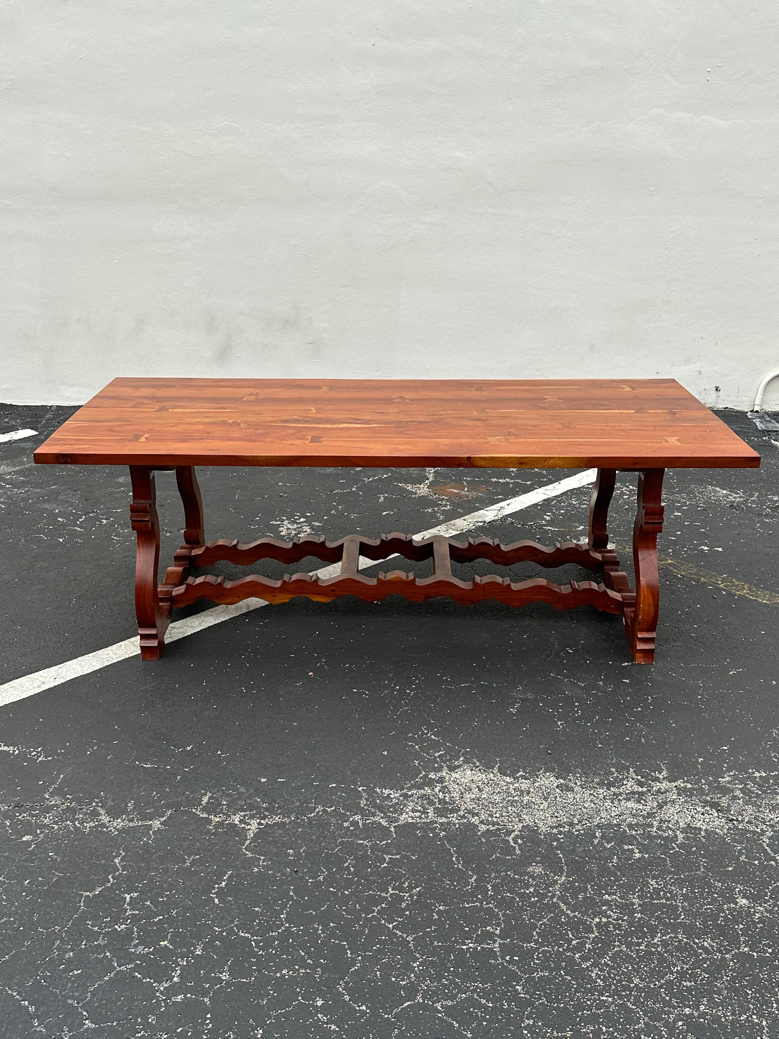 Mid-Century Modern Monumental nœud papillon espagnol exotique des années 1950 avec base sculptée en forme de lyre en vente