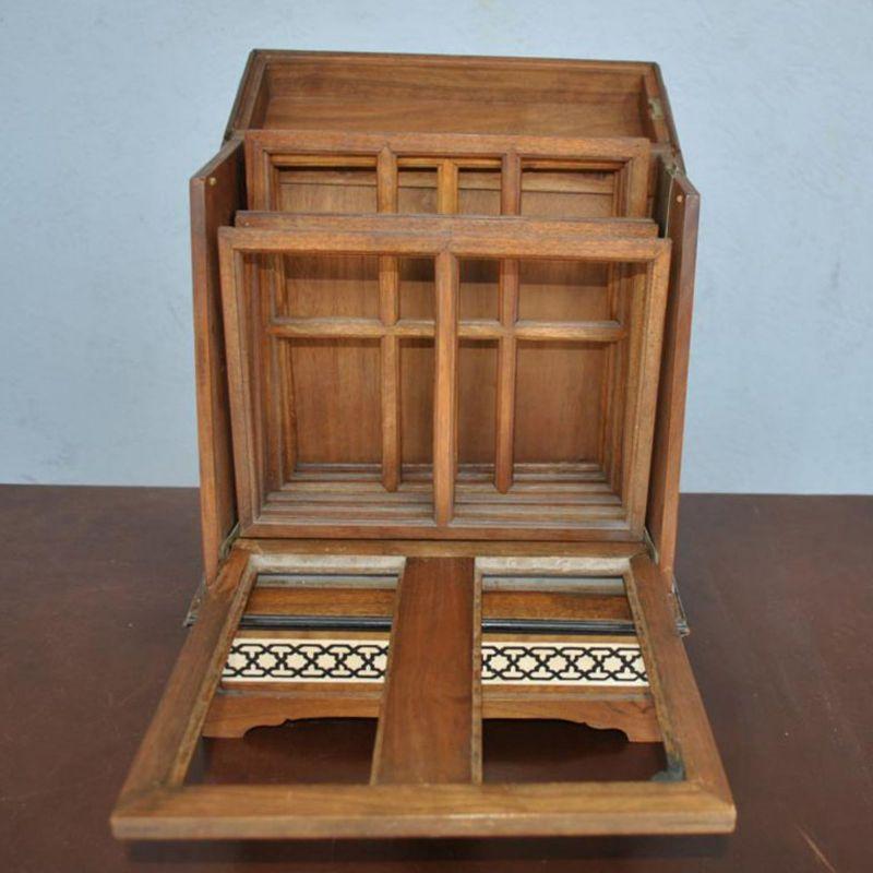 Multiples cadres photo et incrustations en bois du début du XXe siècle, de style oriental, 40 cm de haut, 30 cm de large et 23 cm de profondeur.