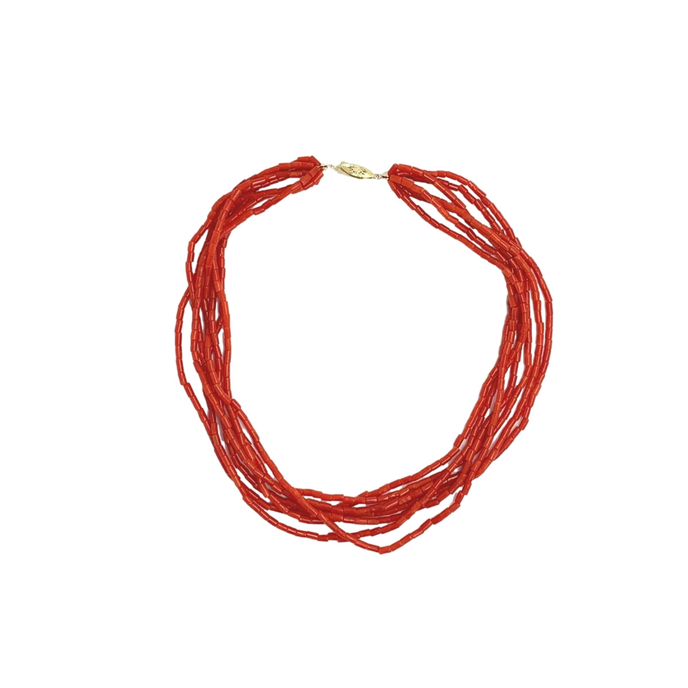 Collana a 7 fili di perle di corallo naturale con chiusura in oro giallo 14K. Le perle di corallo a forma di tubo misurano circa 2,5-2,7 mm di larghezza e variano in lunghezza da circa 3,5 a 6,5 mm. Le perle sono di un bel rosso sangue di bue.